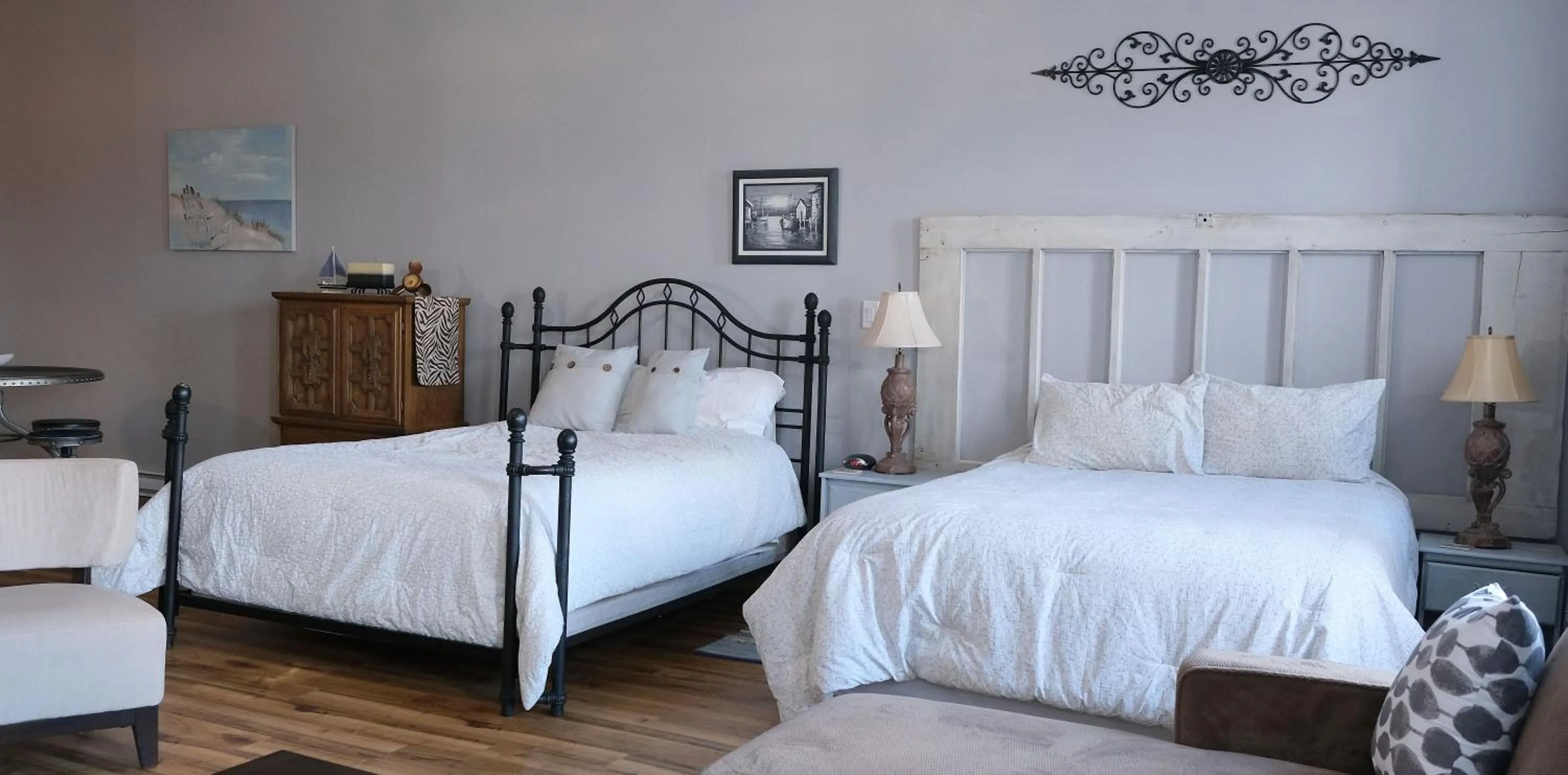 Bed in Canalside Restaurant & Inn