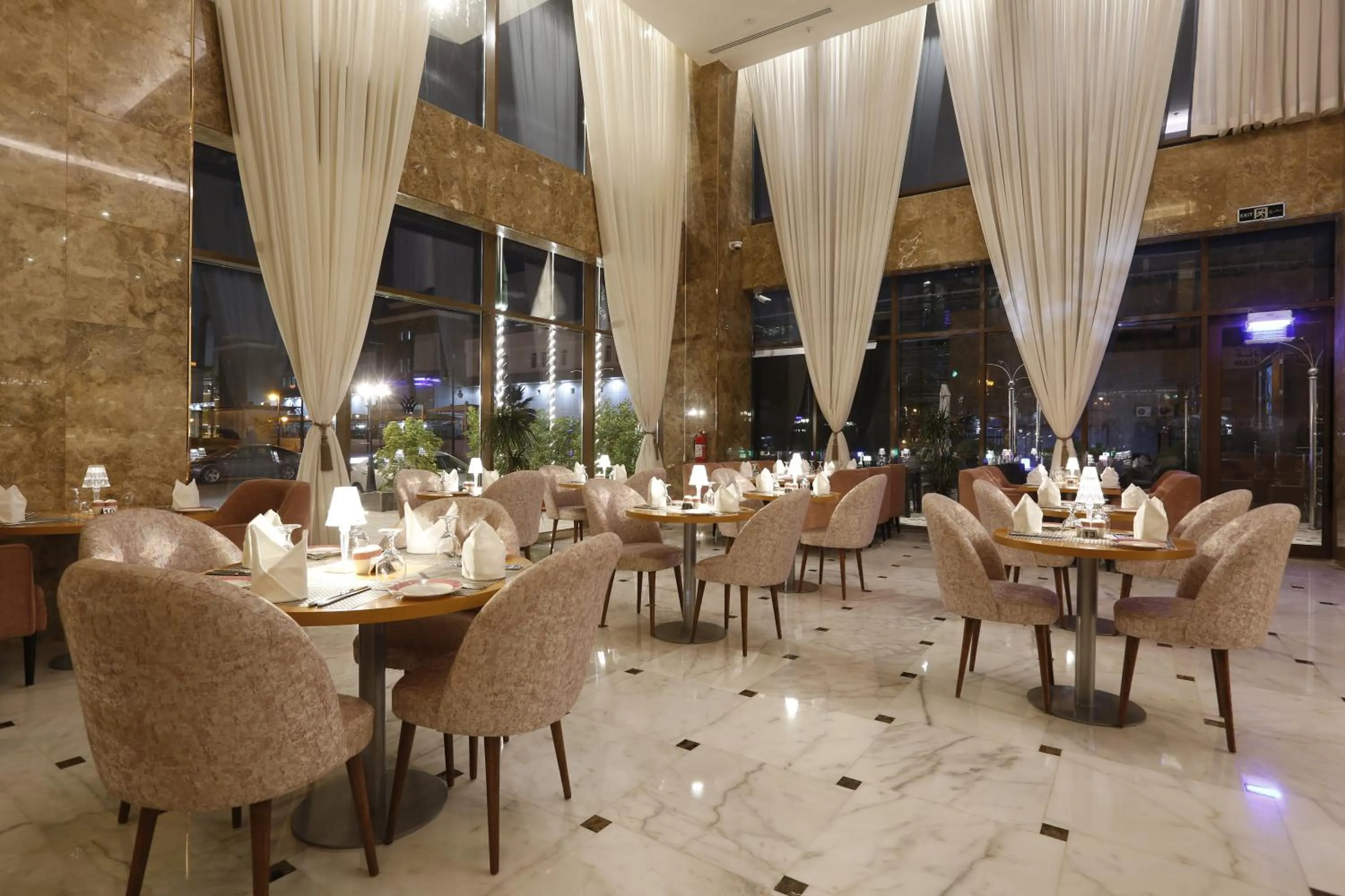 Restaurant/places to eat in Cantonal Hotel by Warwick