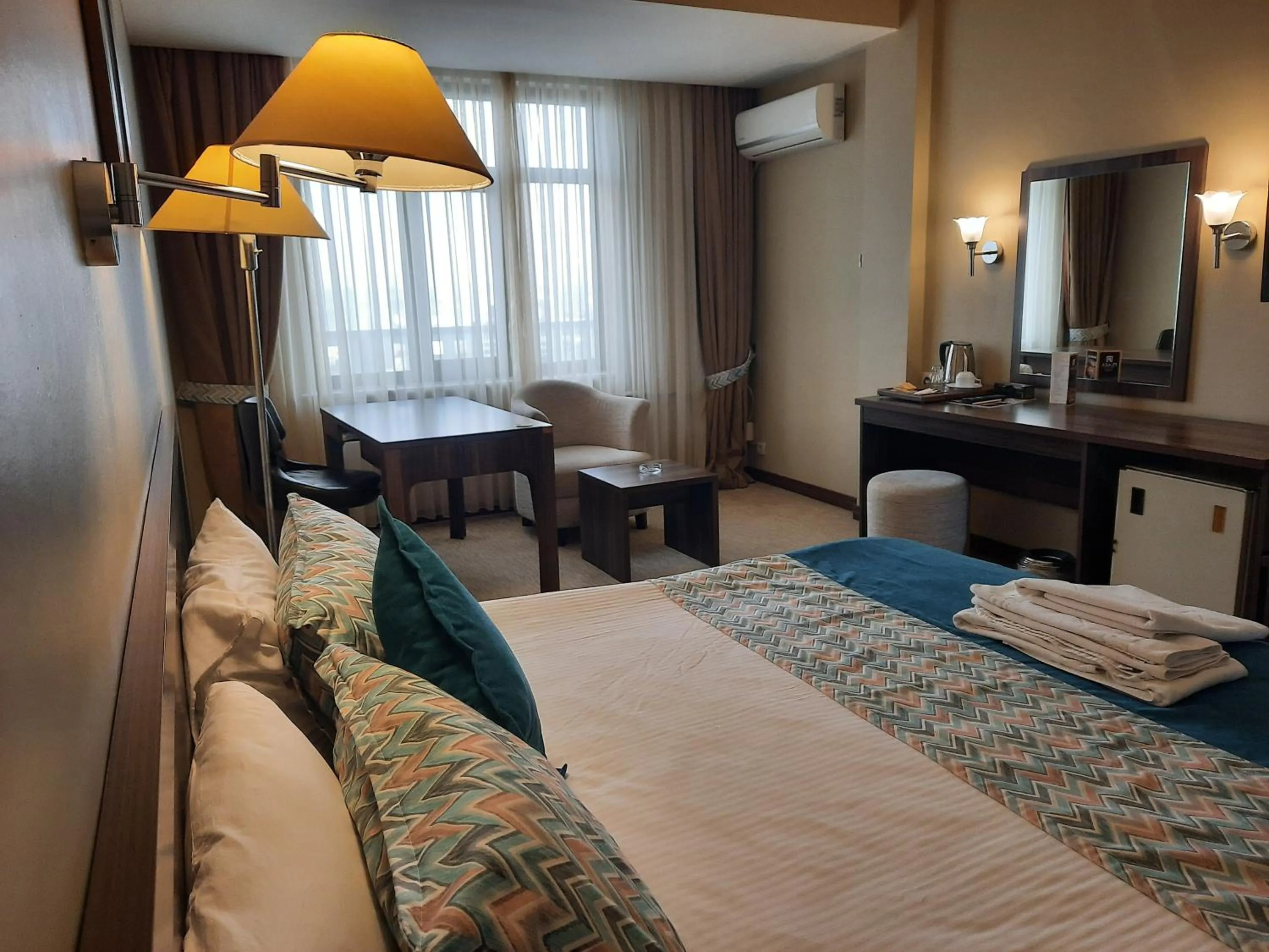 Communal lounge/ TV room, Bed in Plaza Hotel Diyarbakir