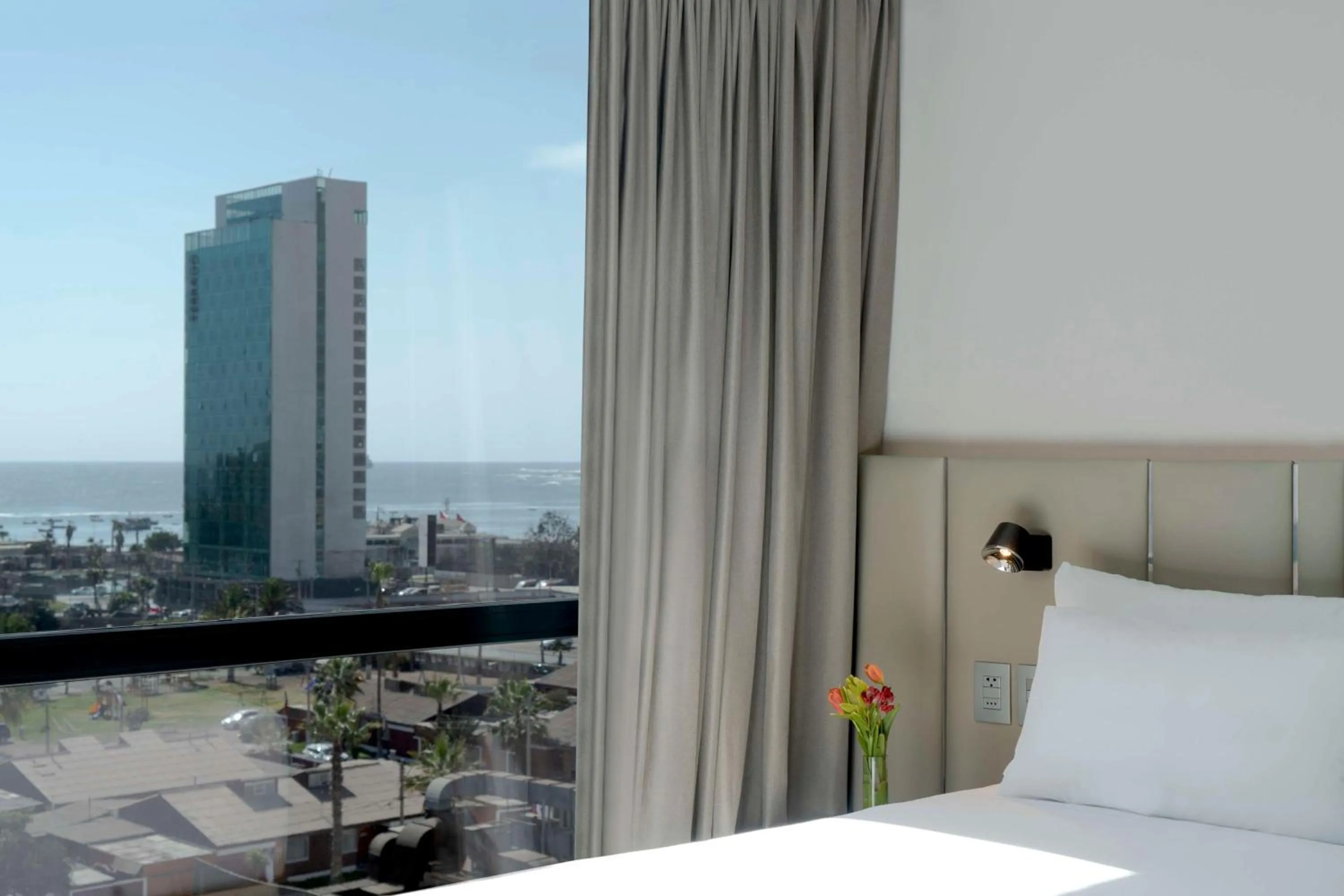 Bedroom, Bed in NH Iquique Pacifico