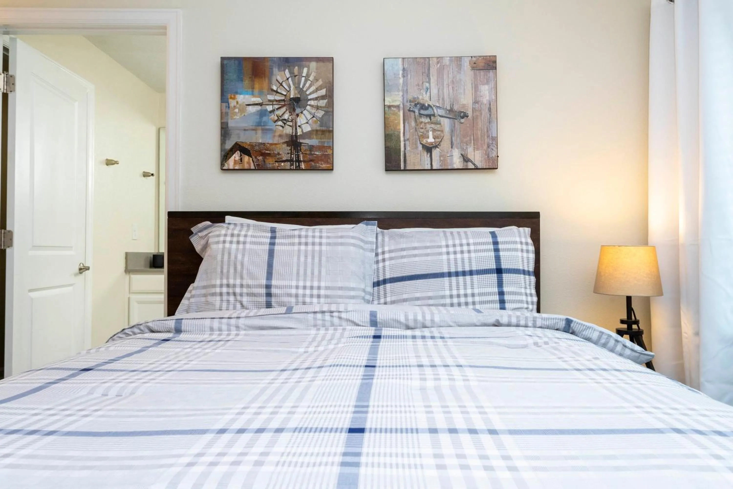 Bed in Magnificent 5Bd w/ Pool Close to Disney @Storey Lake 4800