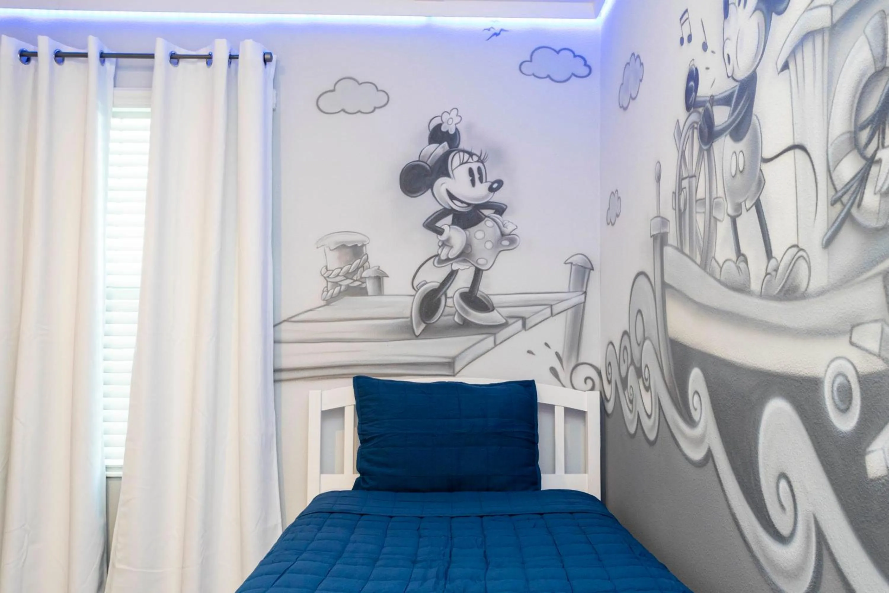 Bed in Magnificent 5Bd w/ Pool Close to Disney @Storey Lake 4800