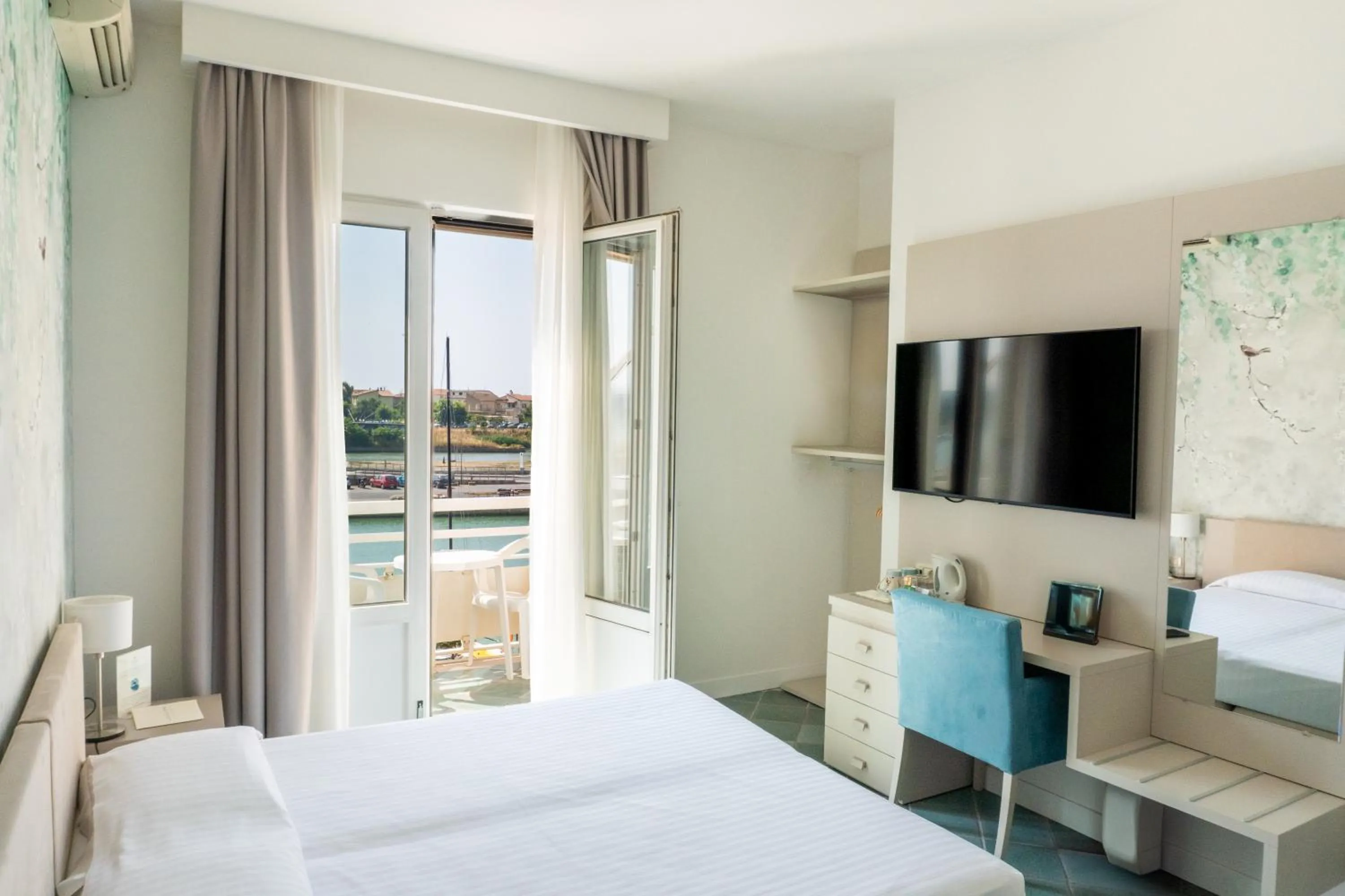 Landmark view, Bed in Hotel L'Approdo