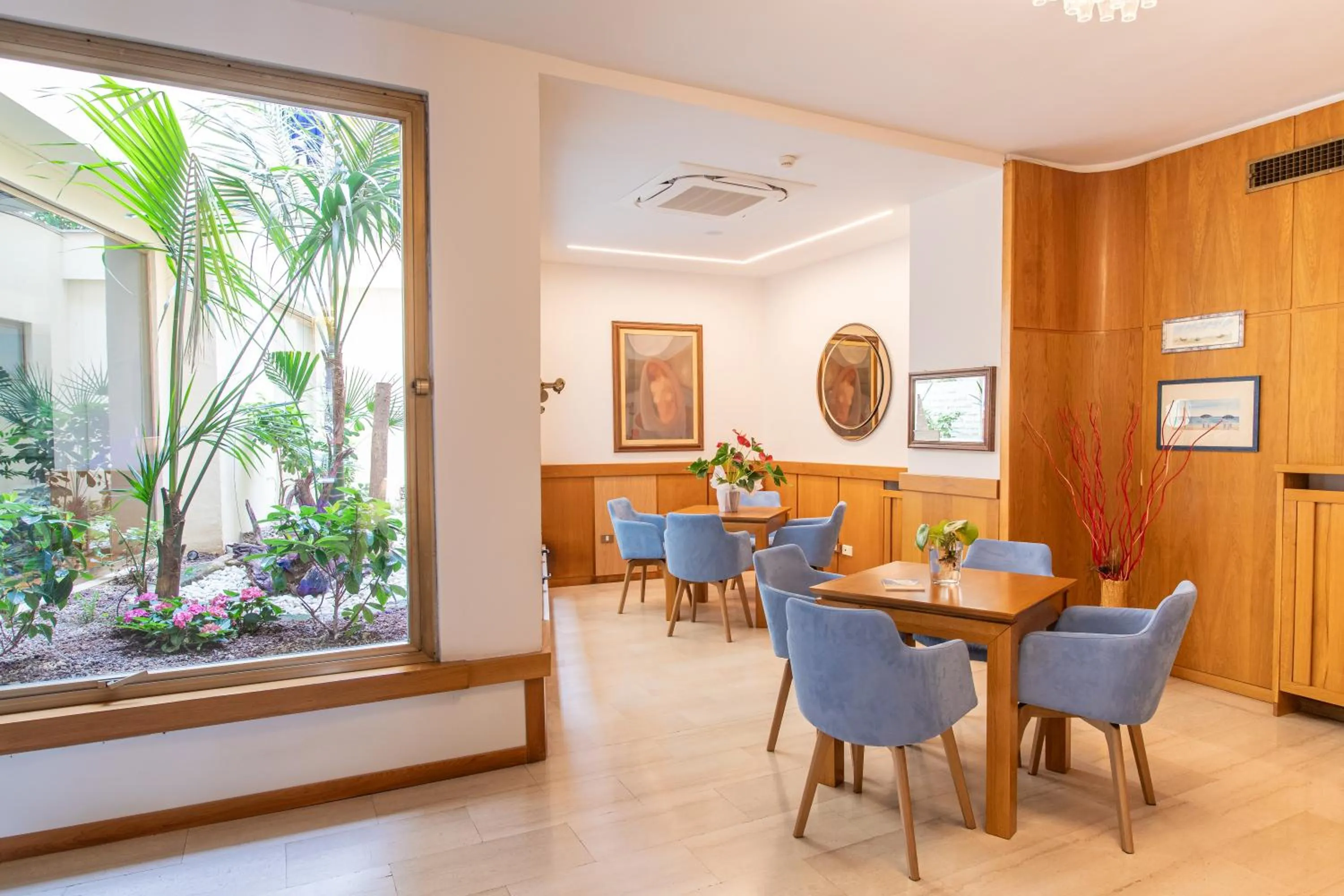 Communal lounge/ TV room in Hotel L'Approdo