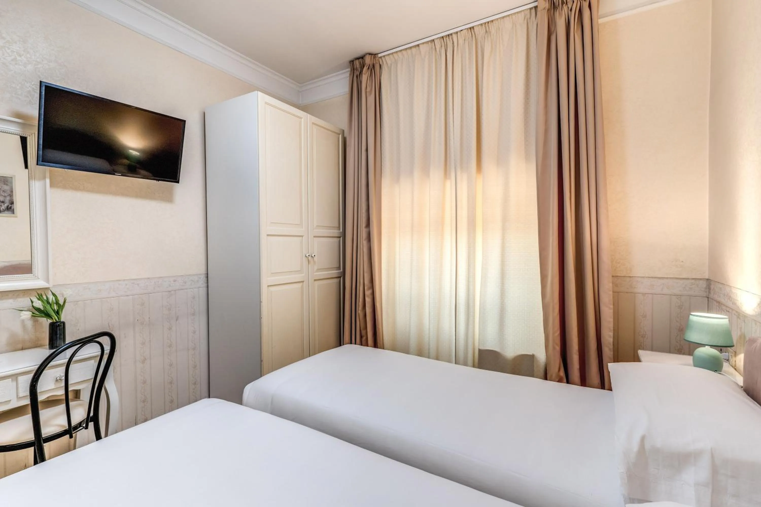 TV and multimedia, Bed in Hotel Orazia