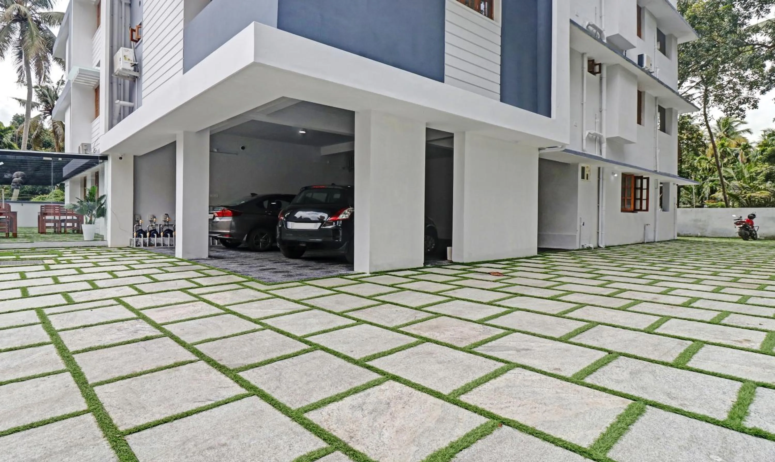 Parking in Itsy Hotels Palm Grove By D2V