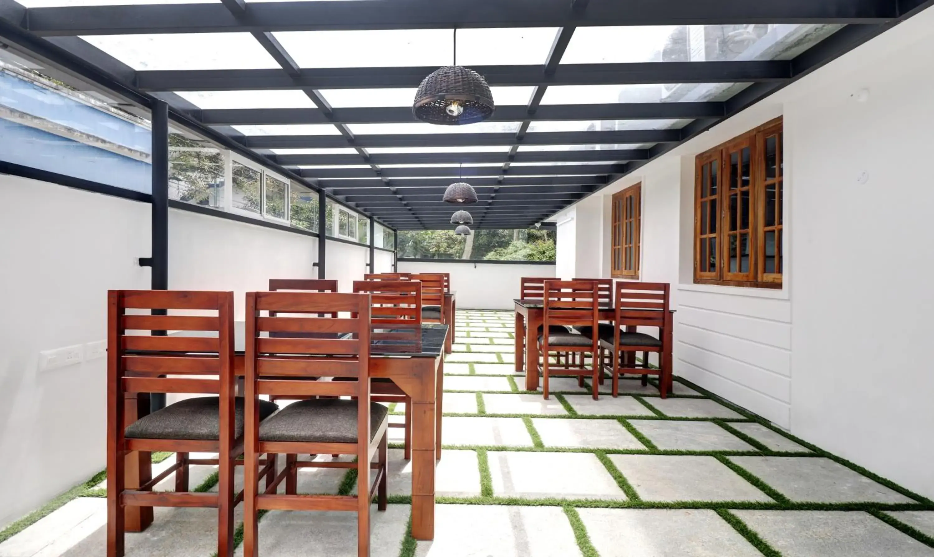 Restaurant/places to eat in Itsy Hotels Palm Grove By D2V Restaurant/places to eat in Itsy Hotels Palm Grove By D2V