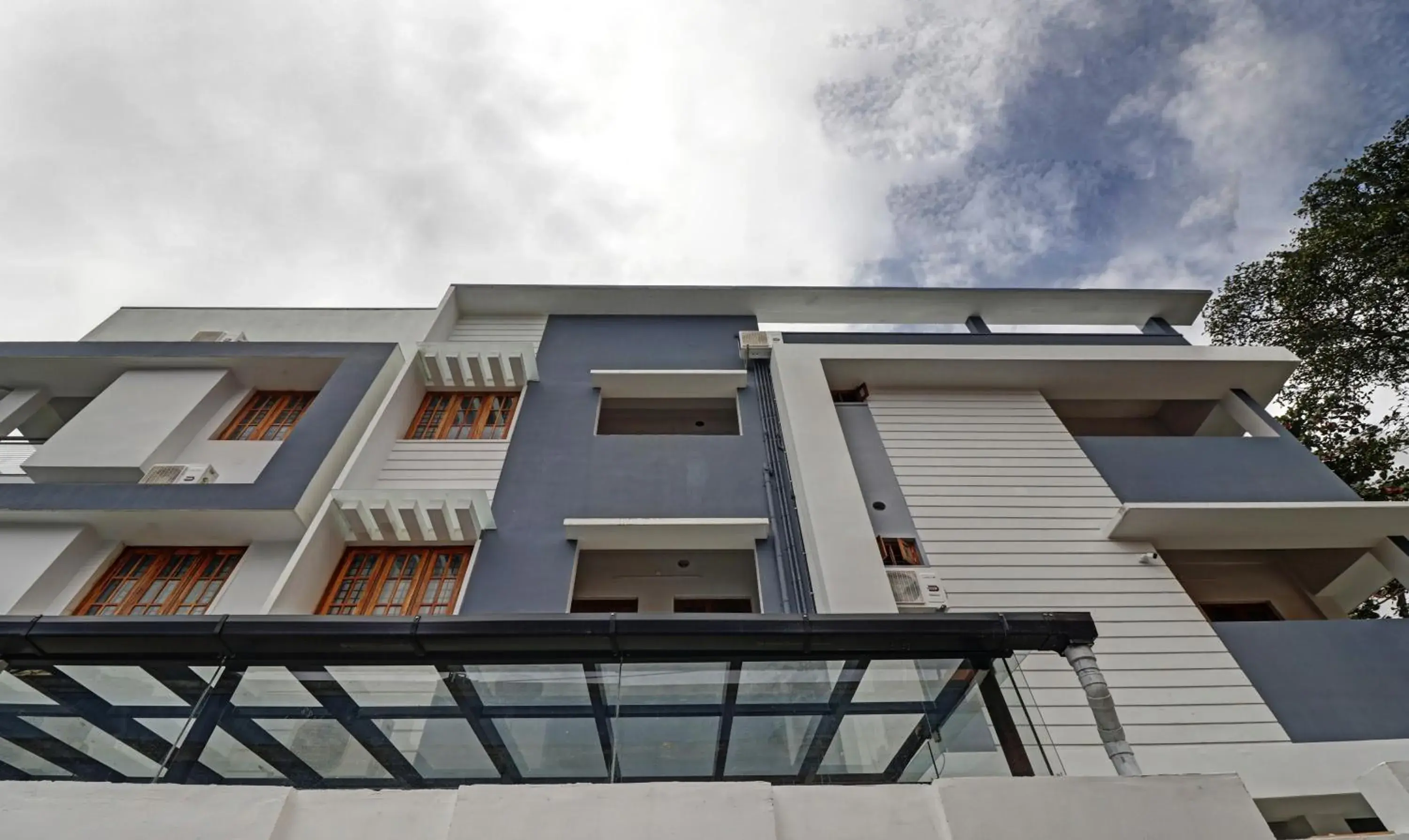 Property building in Itsy Hotels Palm Grove By D2V Property building in Itsy Hotels Palm Grove By D2V