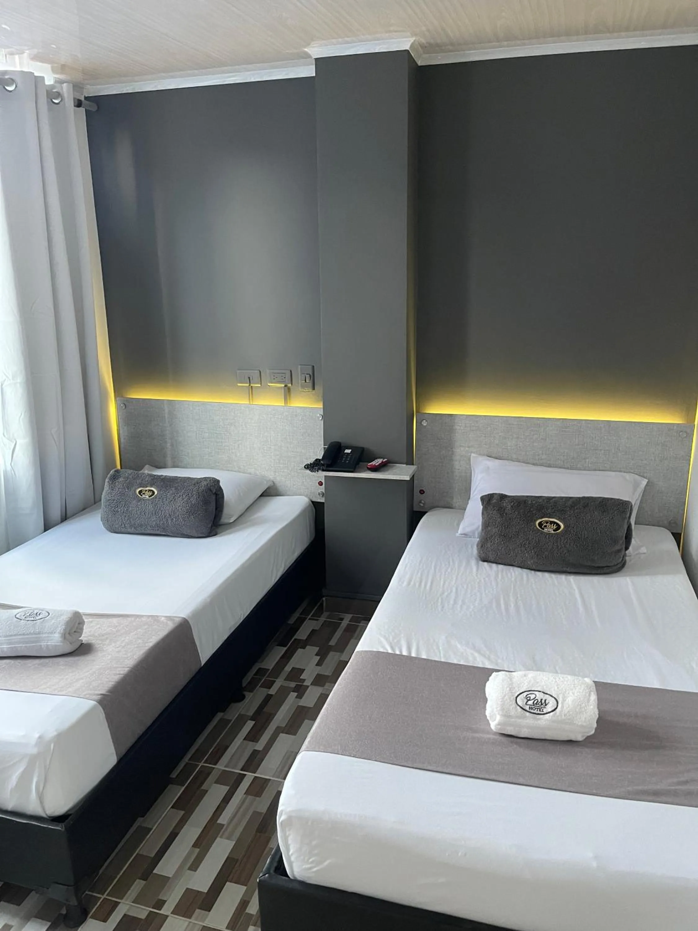 Photo of the whole room, Bed in Hotel Pass, Laureles Medellín
