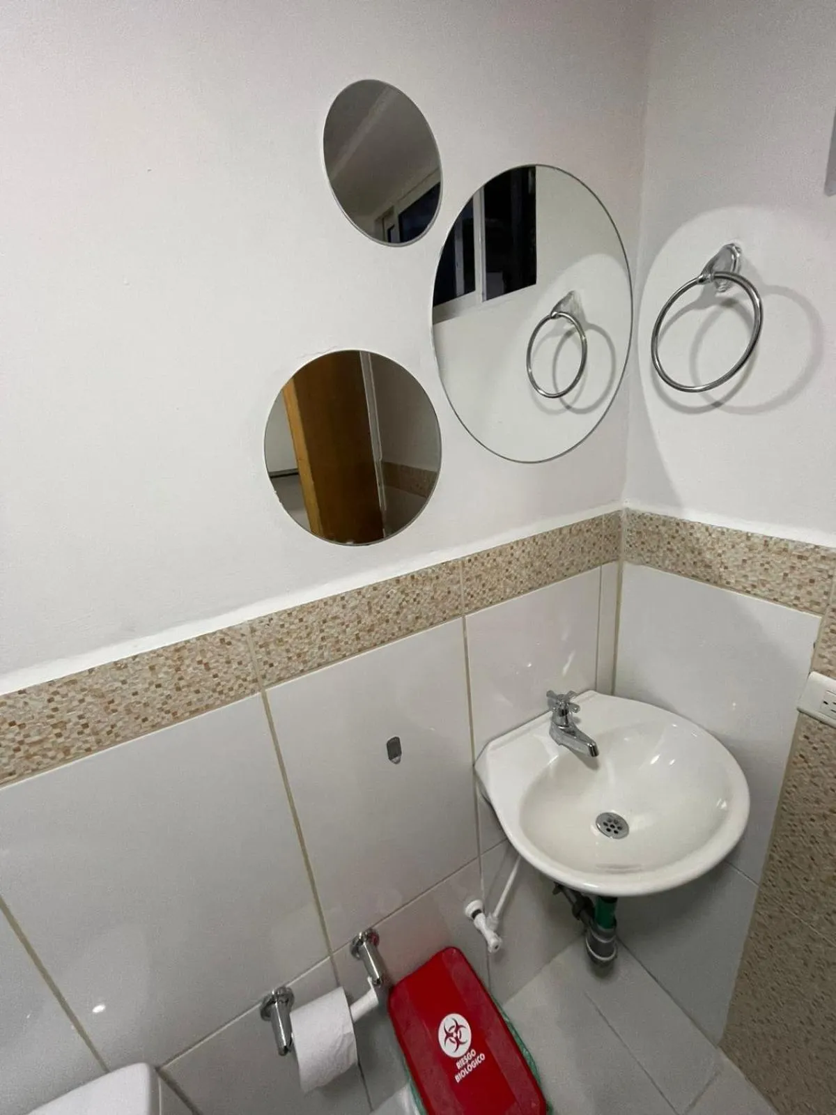 Toilet in Hotel Pass, Laureles Medellín