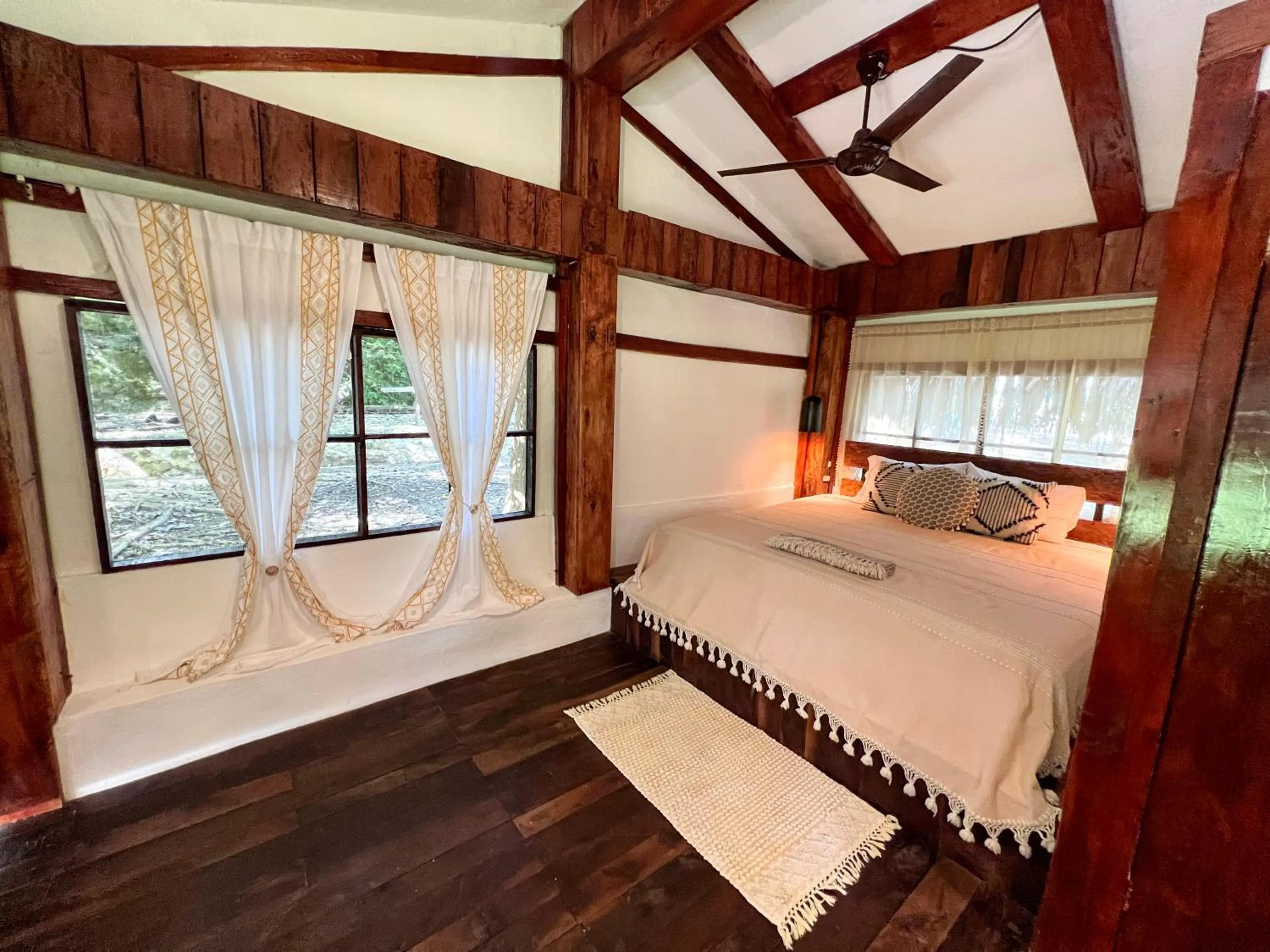 Bedroom, Bed in Villa Santuario Lake front Oasis