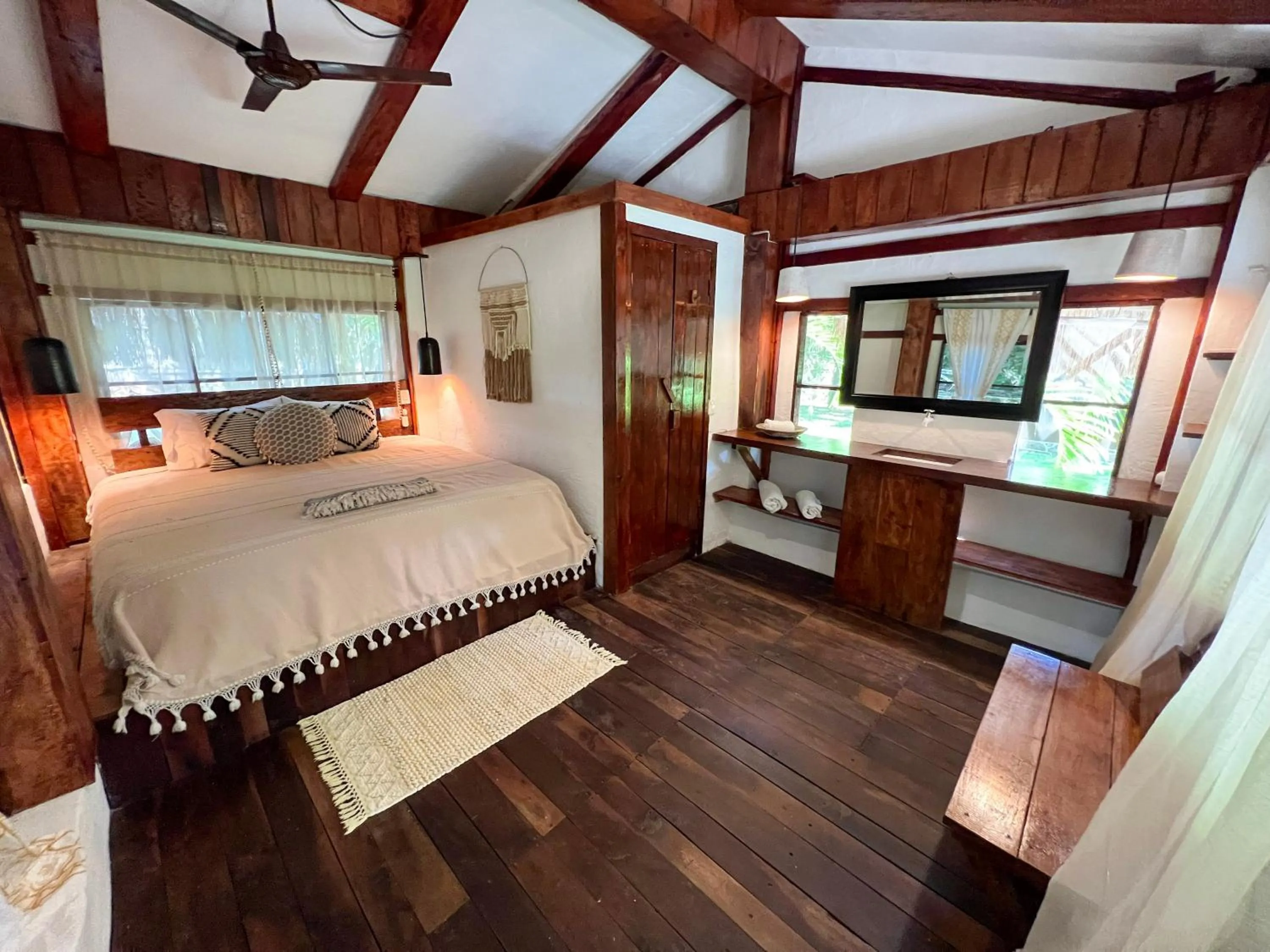 Bedroom, Bed in Villa Santuario Lake front Oasis