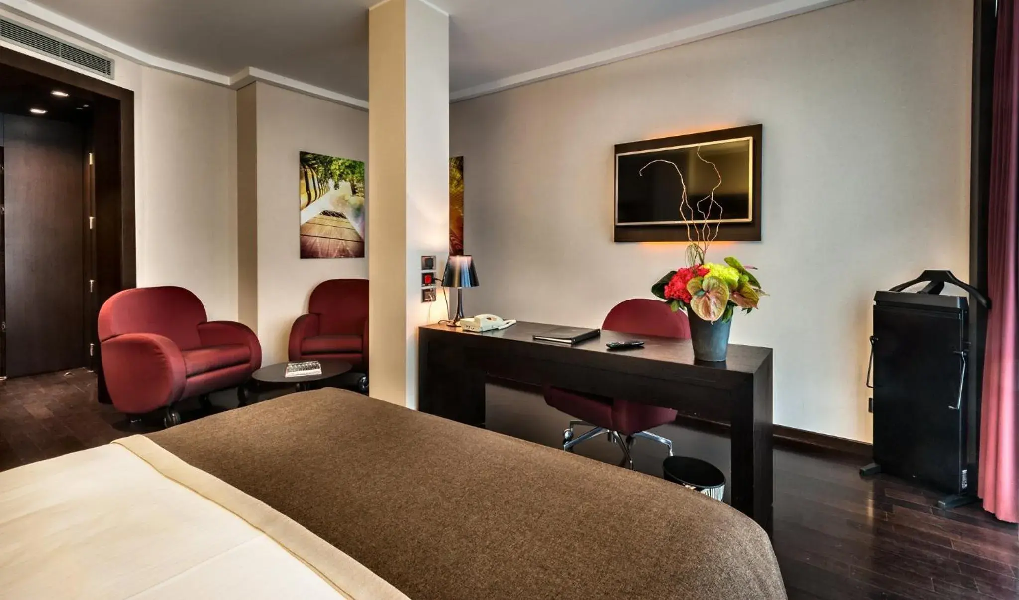 Photo of the whole room, Bed in Crowne Plaza Milan City by IHG Photo of the whole room, Bed in Crowne Plaza Milan City by IHG
