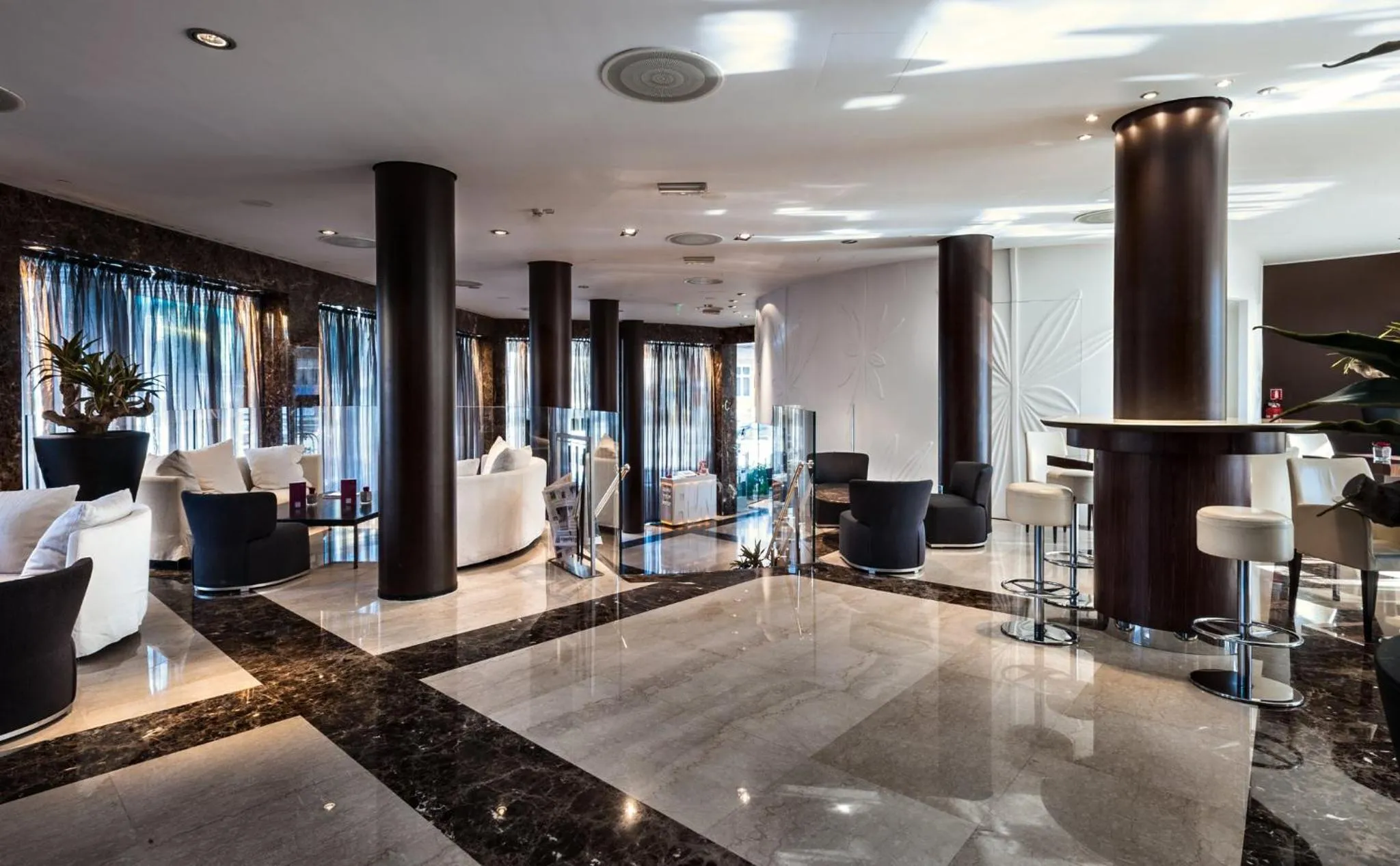 Lounge or bar in Crowne Plaza Milan City by IHG