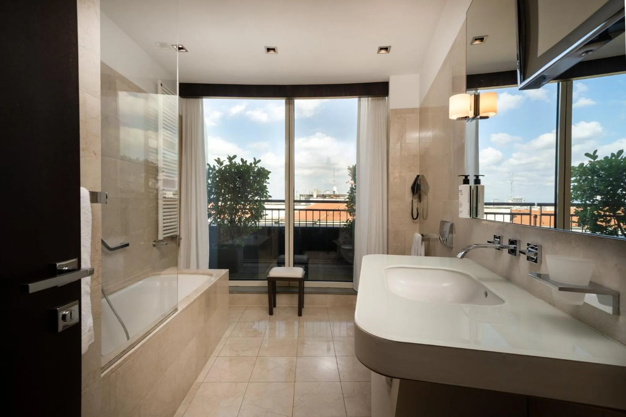 Photo of the whole room in Crowne Plaza Milan City by IHG