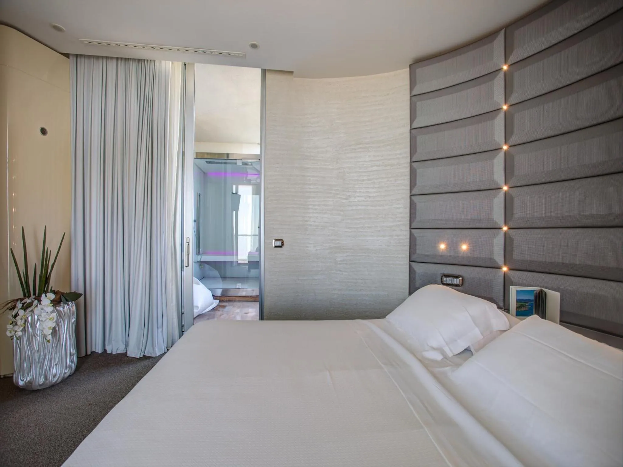 Bed in Hotel Waldorf- Premier Resort