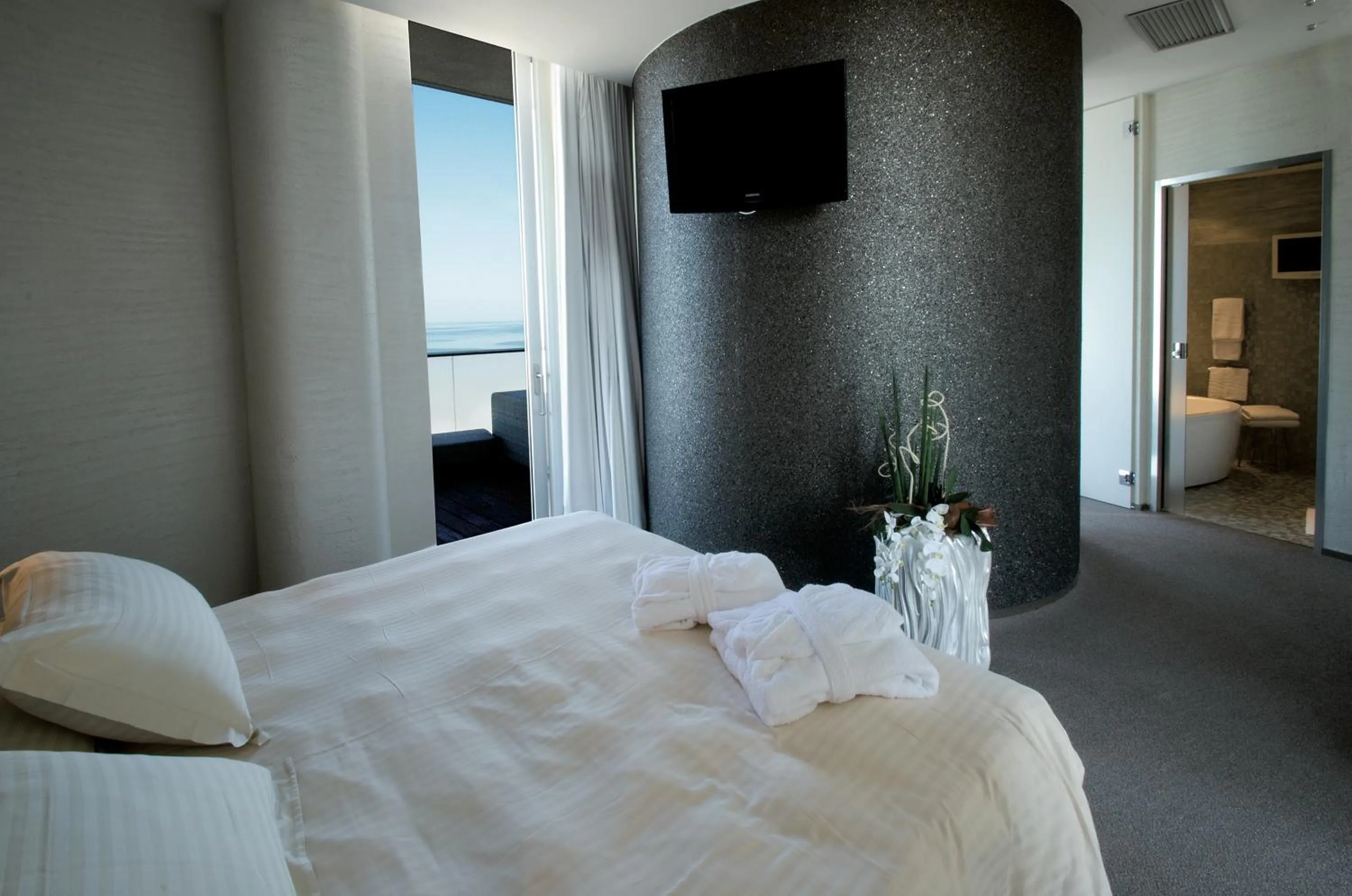 Bed in Hotel Waldorf- Premier Resort