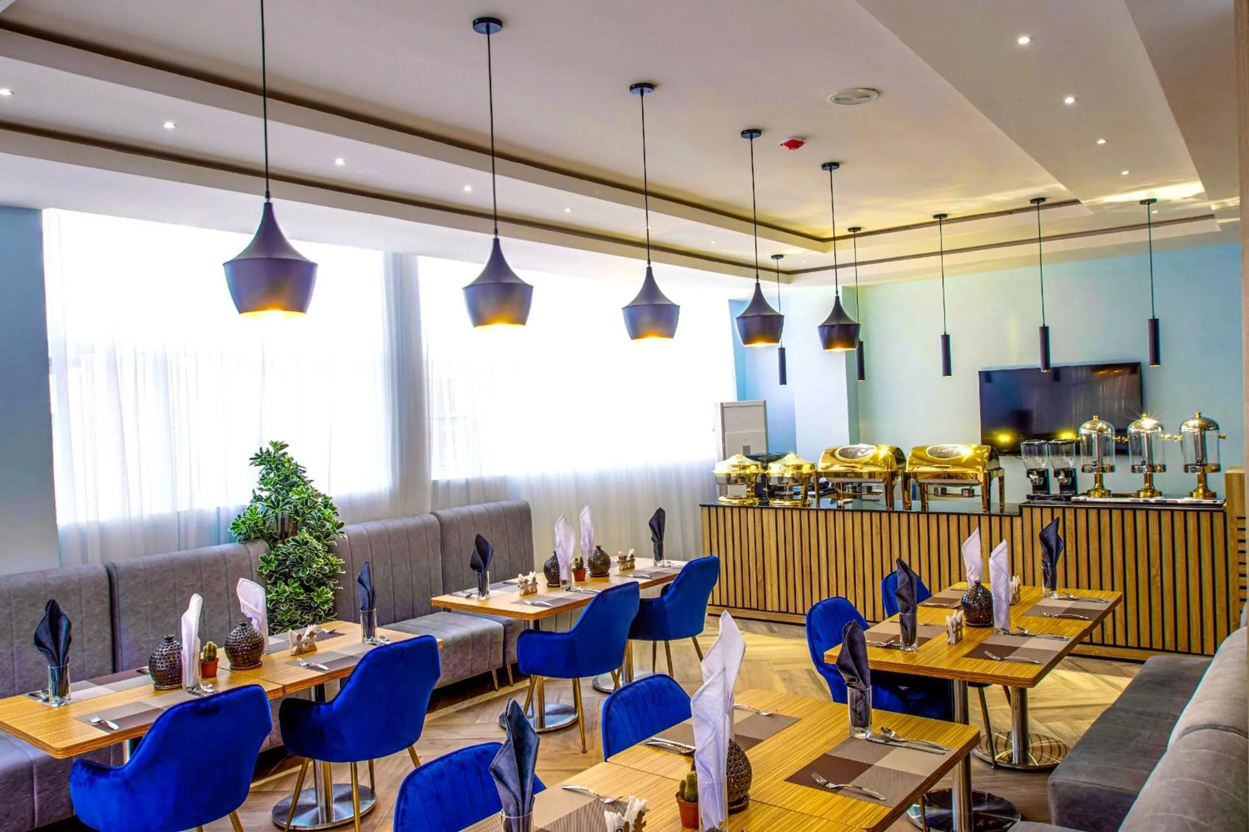 Restaurant/places to eat in Aveon Hotel