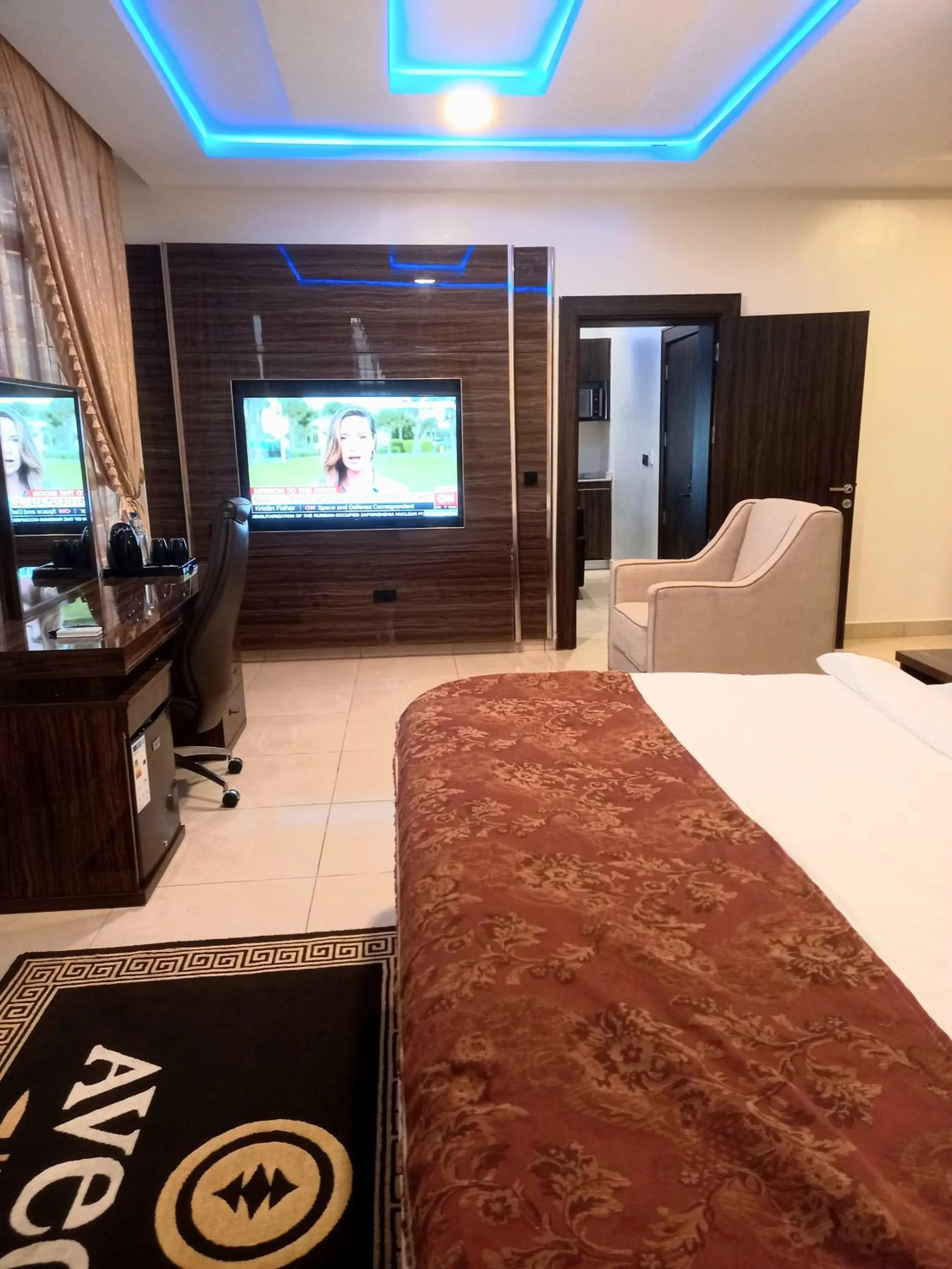 Communal lounge/ TV room in Aveon Hotel