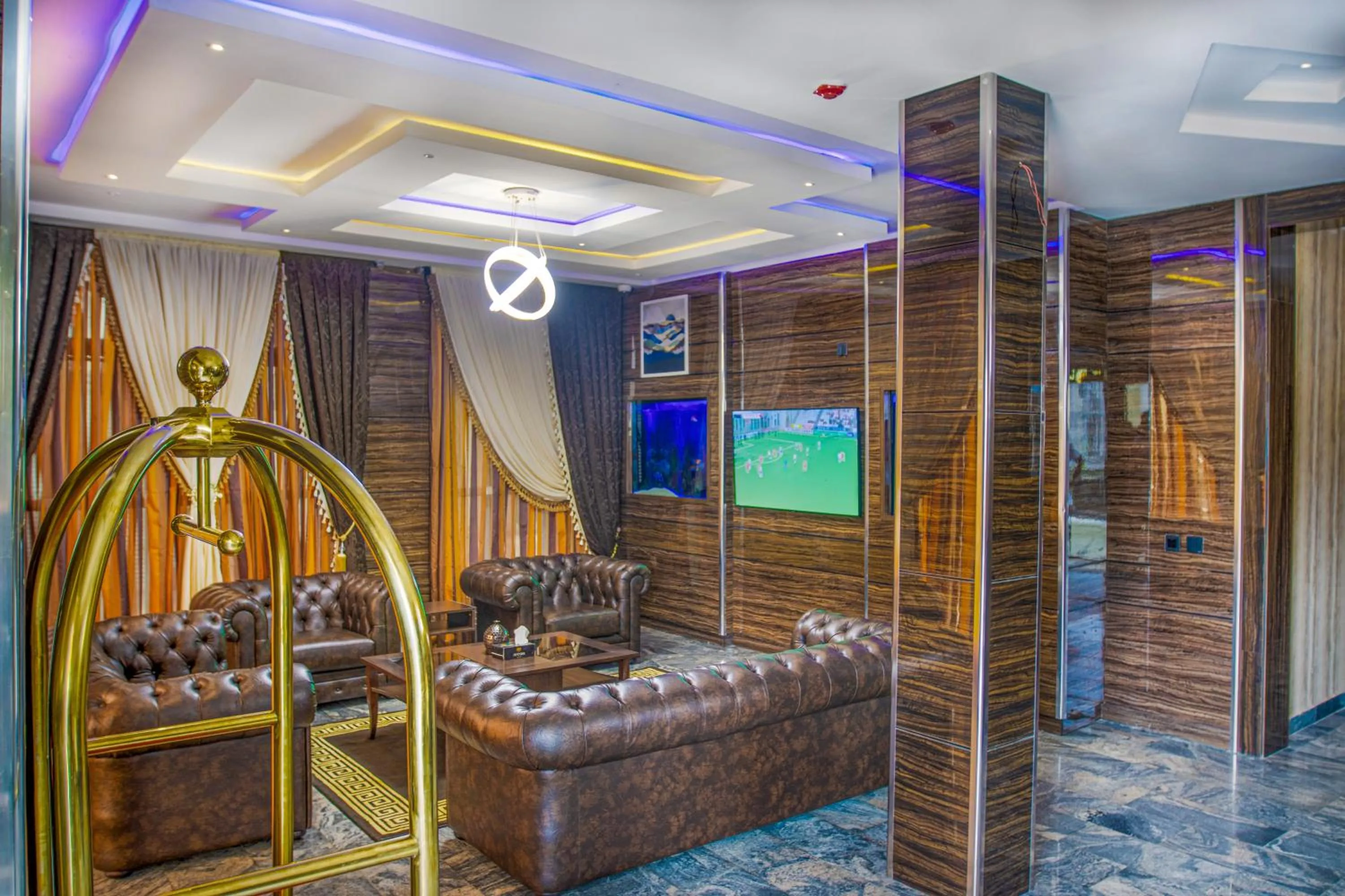 Communal lounge/ TV room in Aveon Hotel