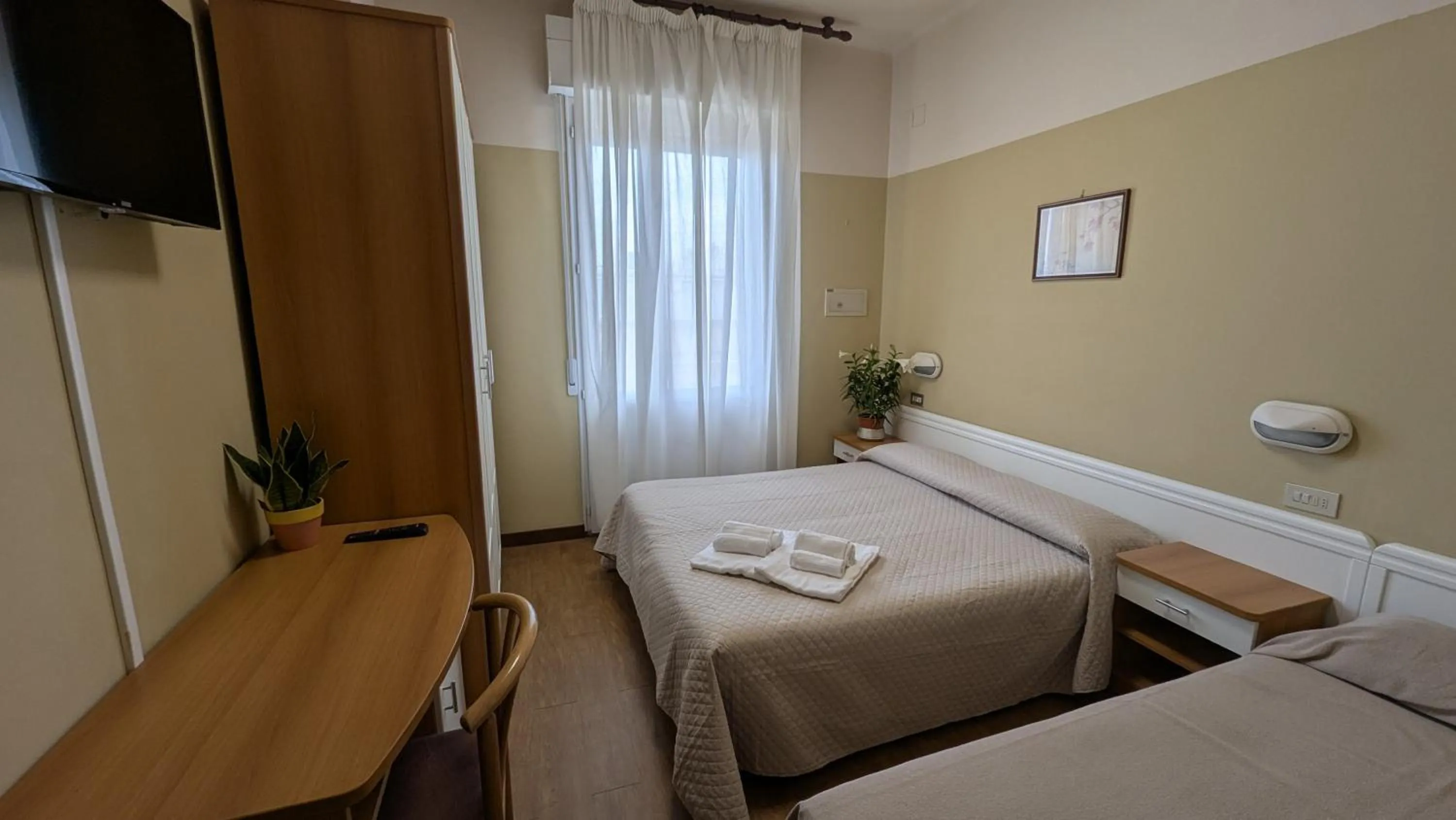 Photo of the whole room in Hotel Boston