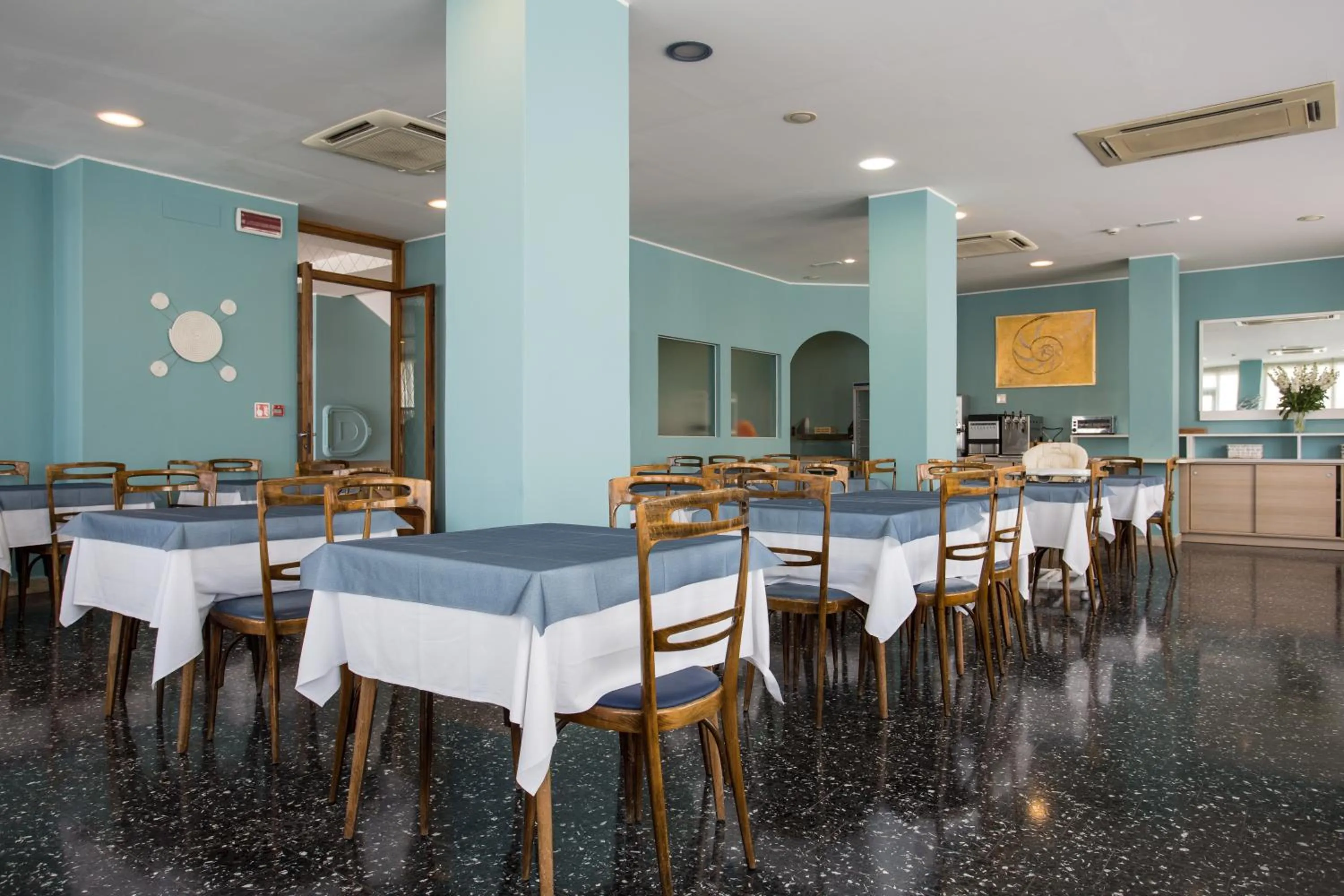 Restaurant/places to eat in Hotel Boston