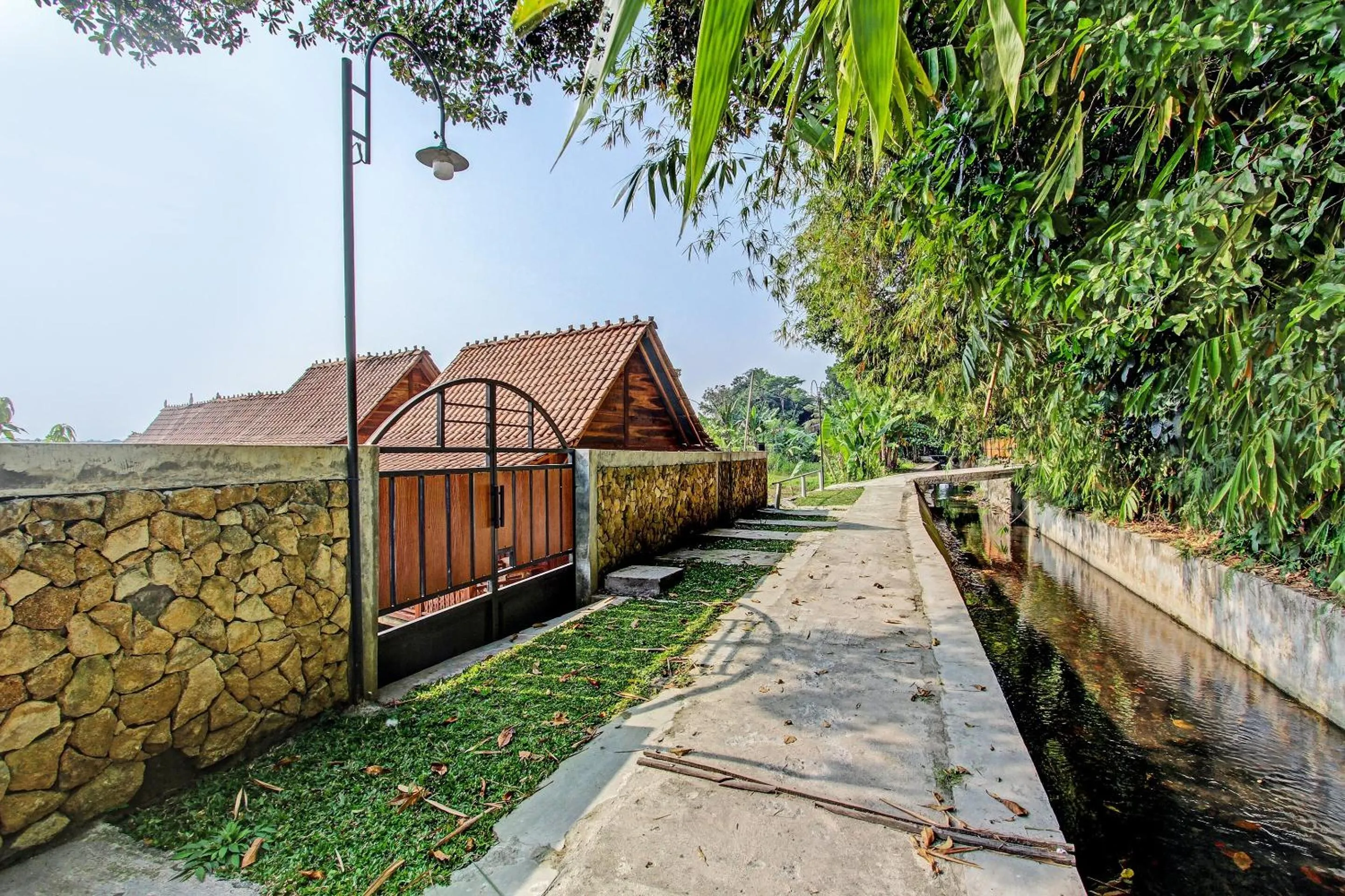 Facade/entrance in Collection O 91582 Green Kasongan Cottage