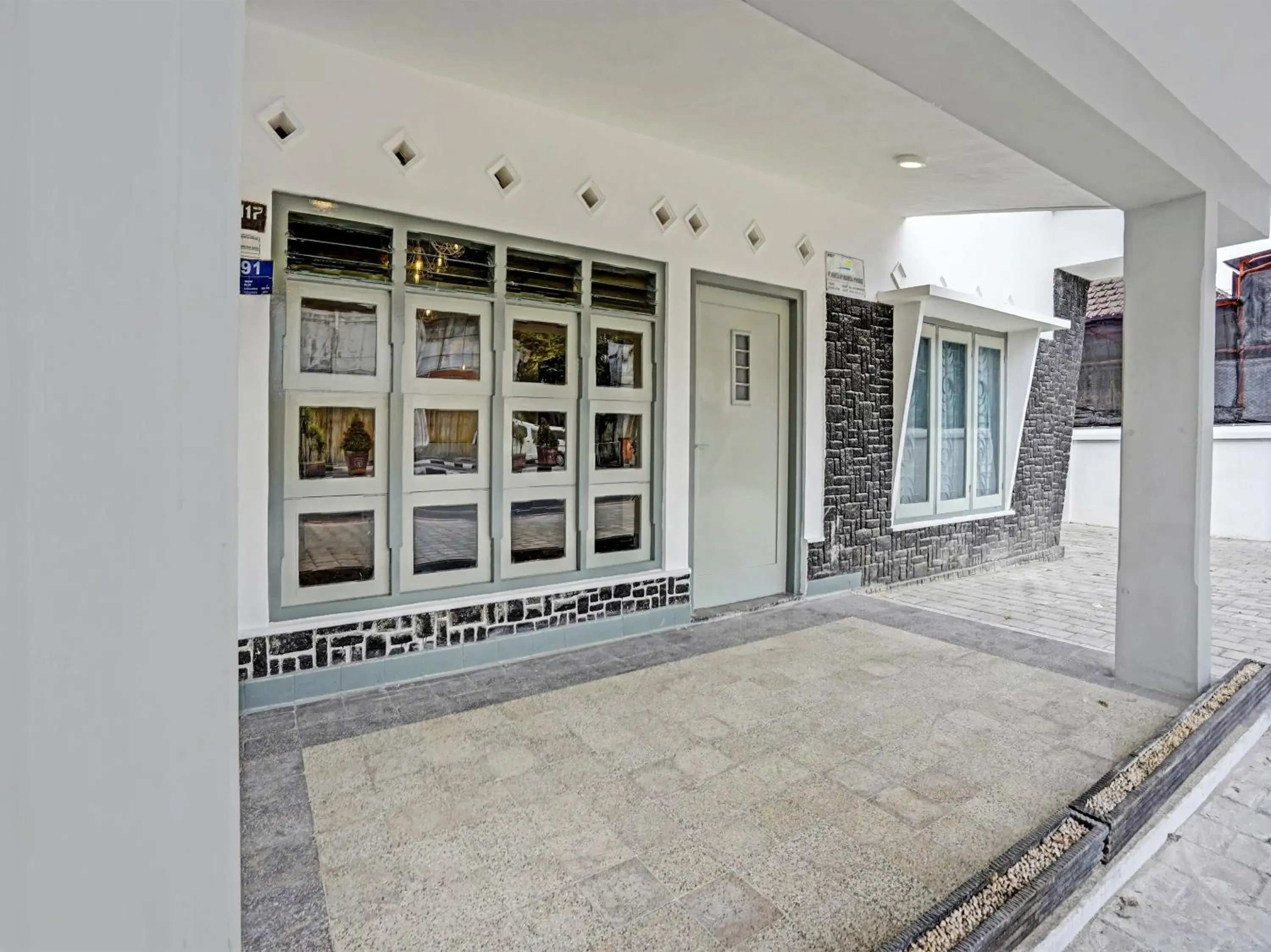 Facade/entrance in Hotel O Nawangwulan Facade/entrance in Hotel O Nawangwulan