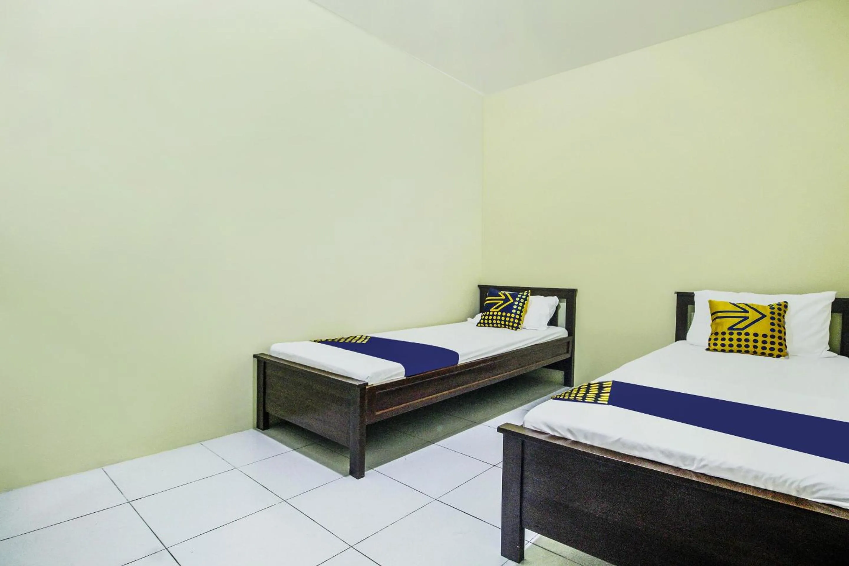 Bedroom, Bed in OYO Life 91606 Nadin Guest House Syariah