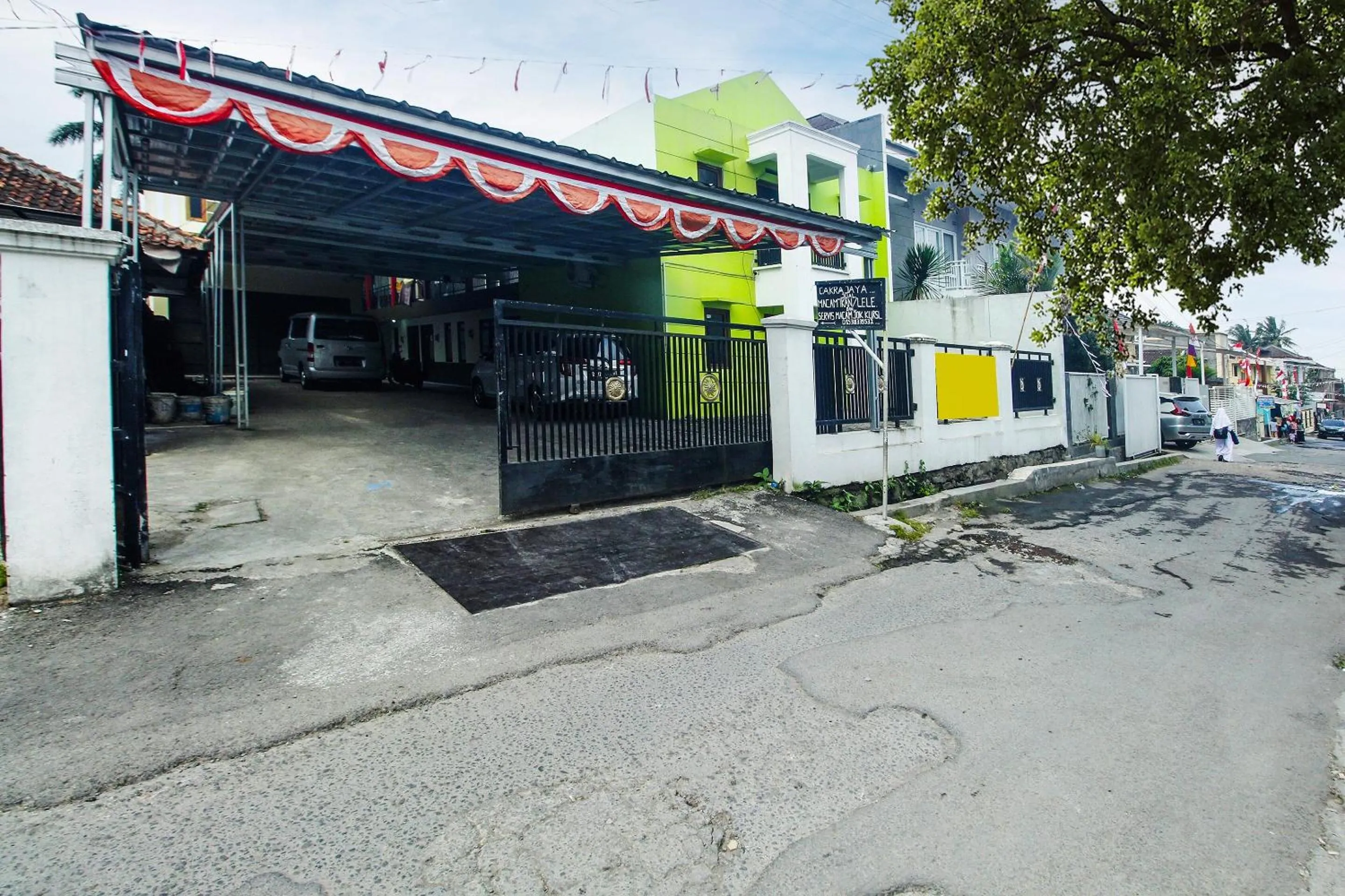 Facade/entrance in OYO Life 91606 Nadin Guest House Syariah