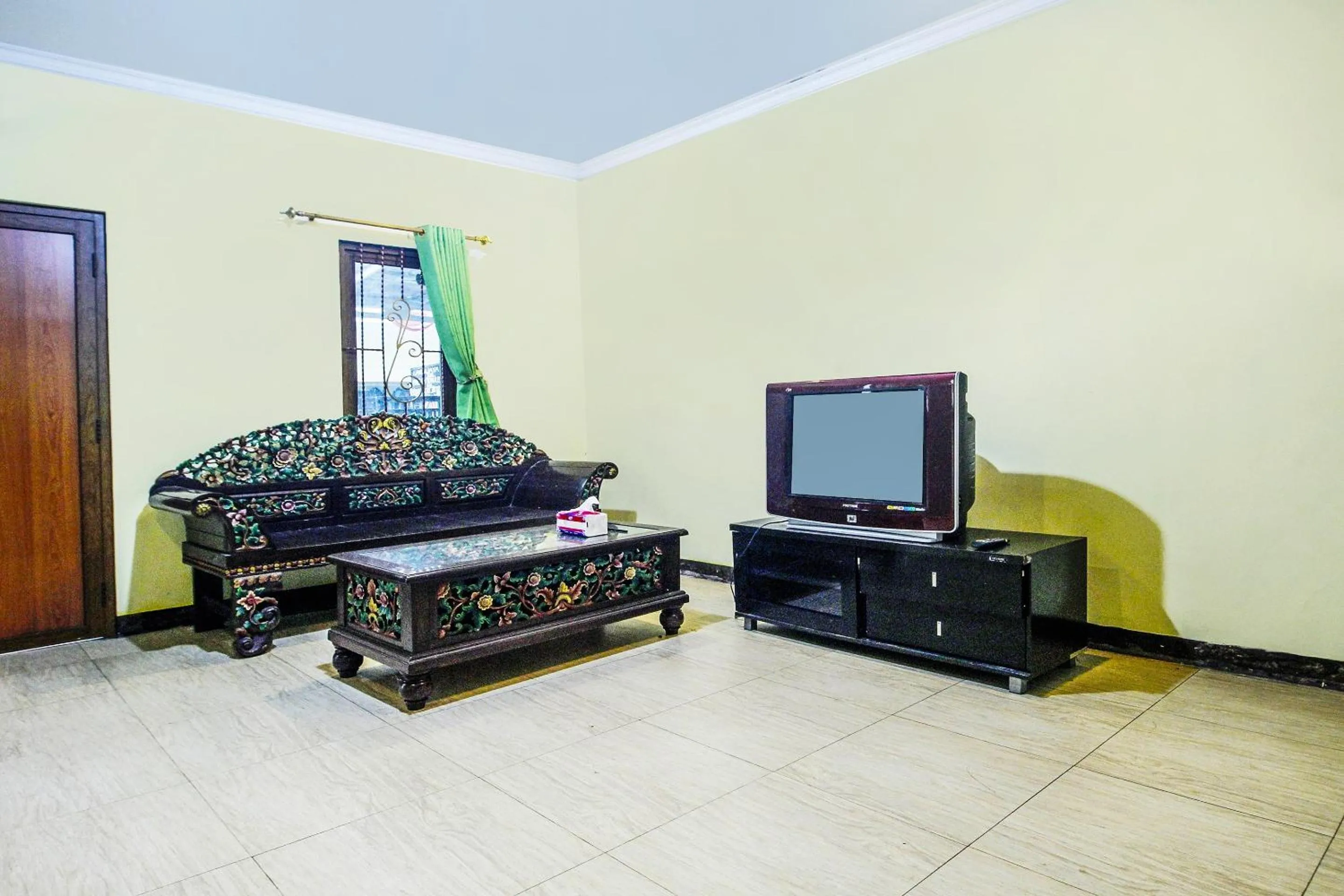 Lobby or reception in OYO Life 91606 Nadin Guest House Syariah