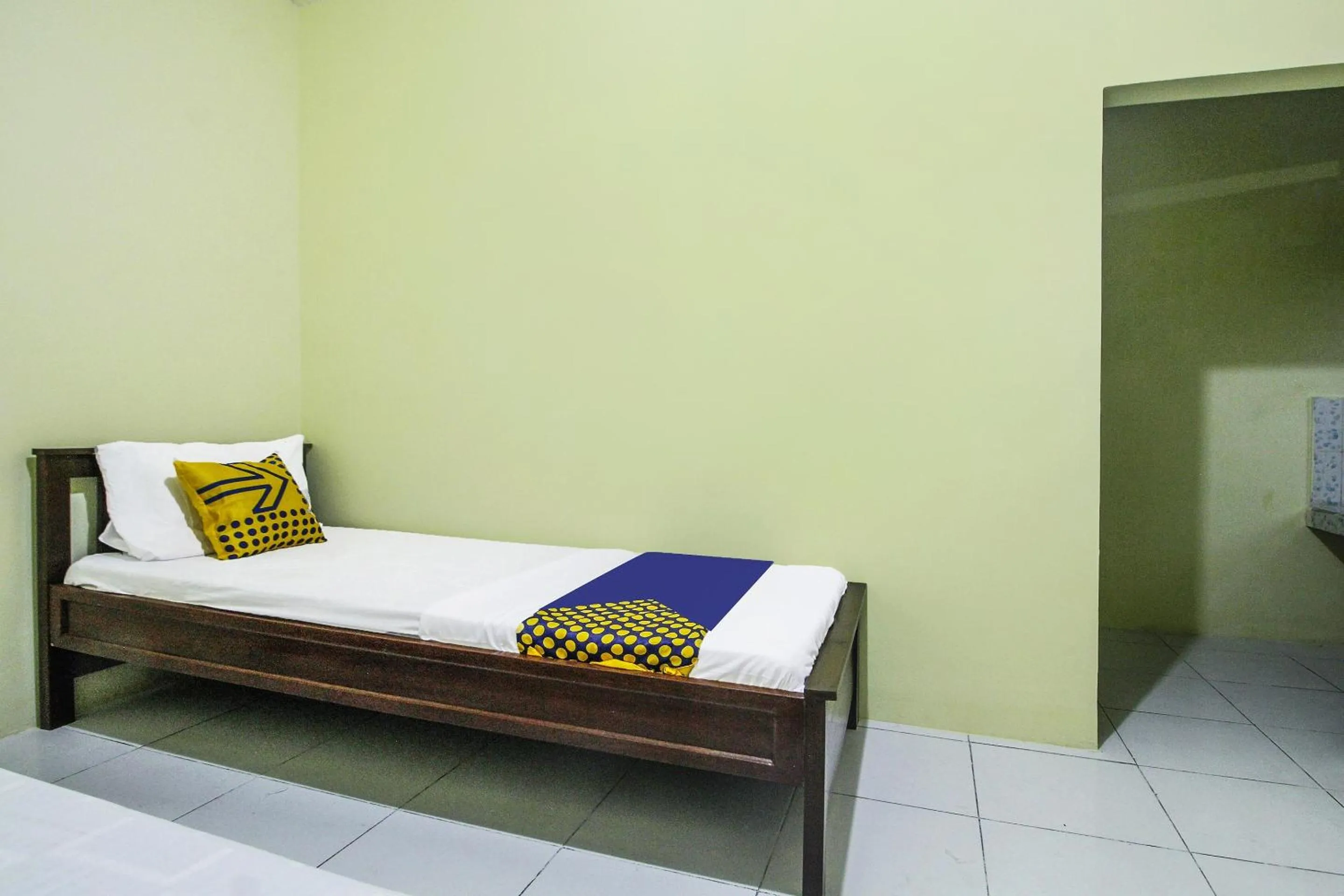 Bedroom, Bed in OYO Life 91606 Nadin Guest House Syariah