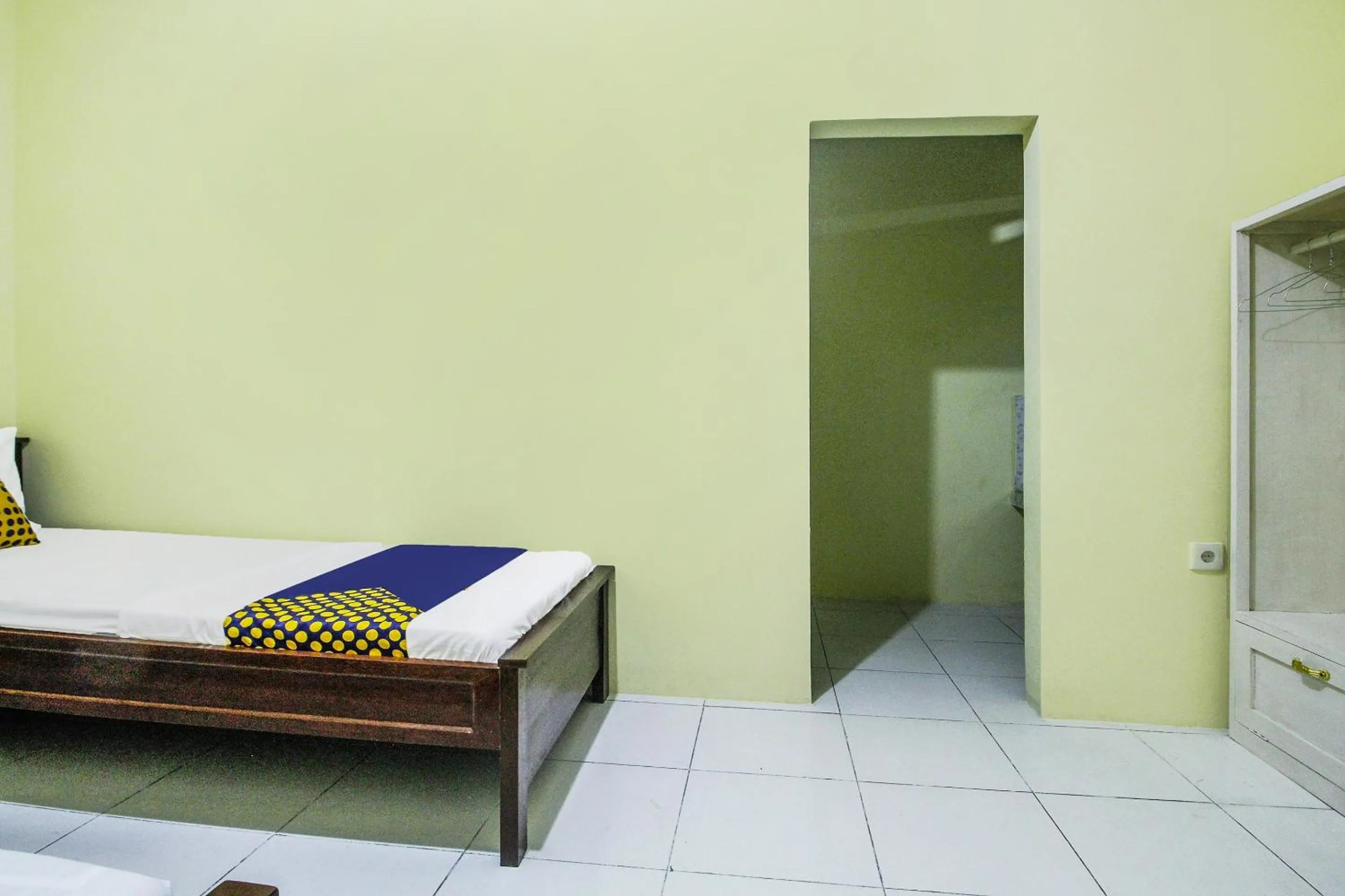 Bedroom, Bed in OYO Life 91606 Nadin Guest House Syariah