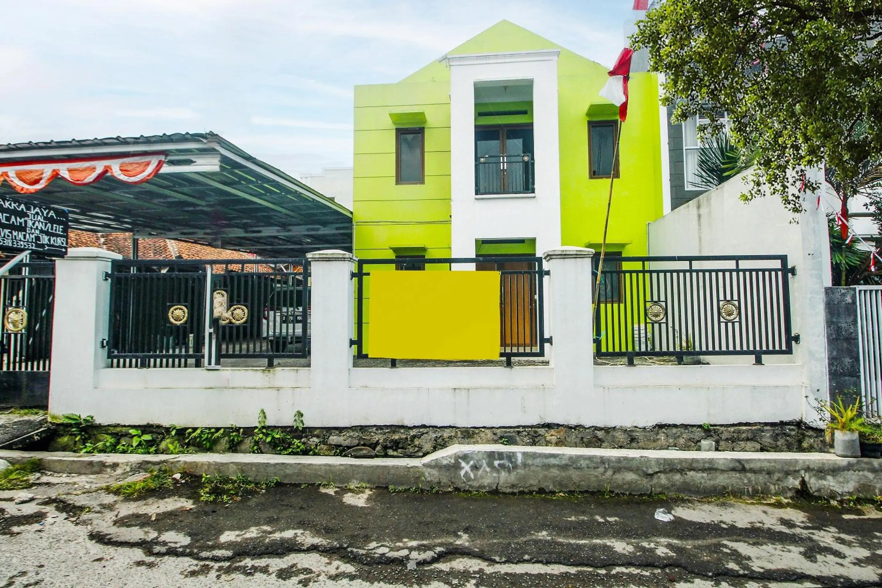 Facade/entrance in OYO Life 91606 Nadin Guest House Syariah