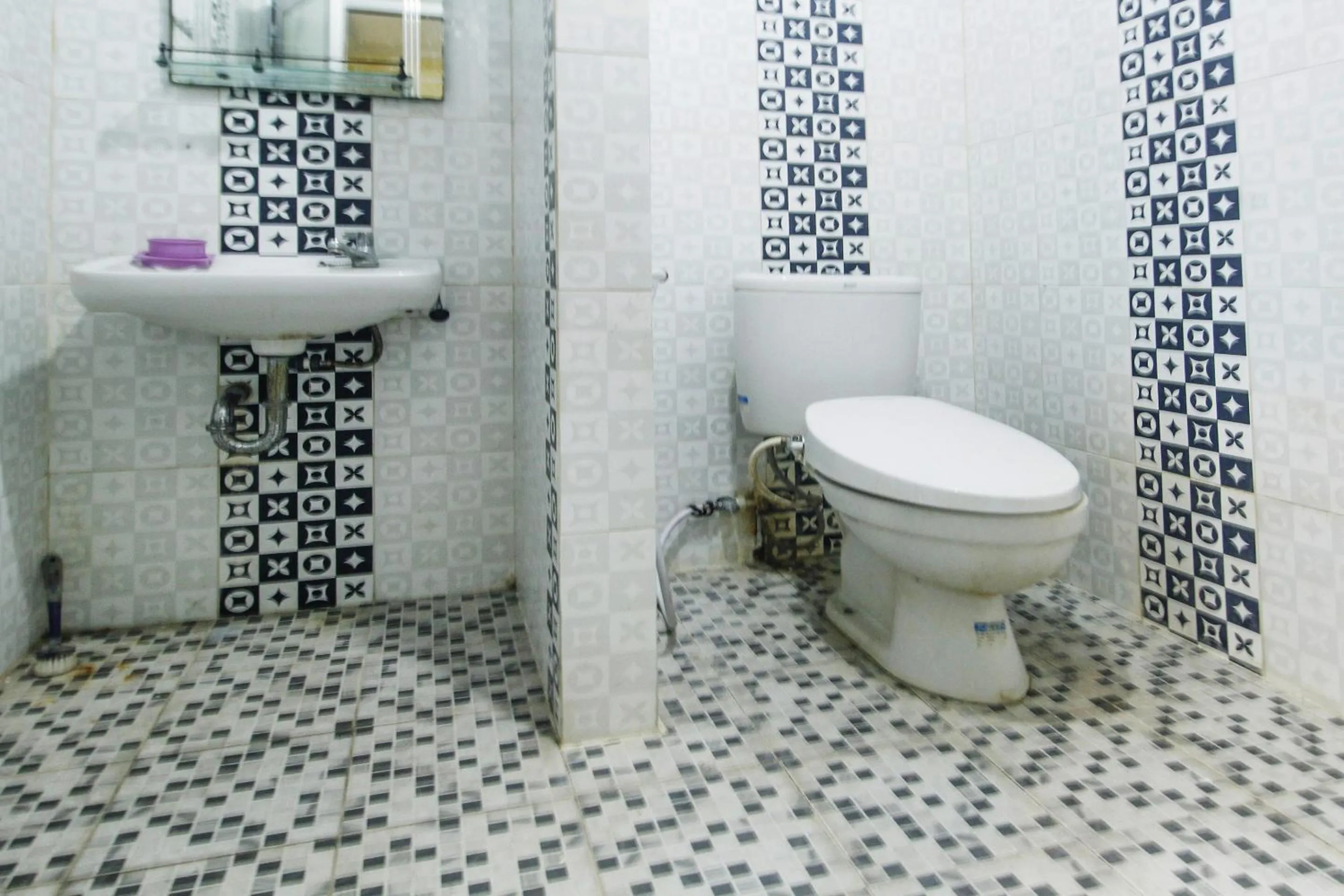 Bathroom in OYO Life 91606 Nadin Guest House Syariah