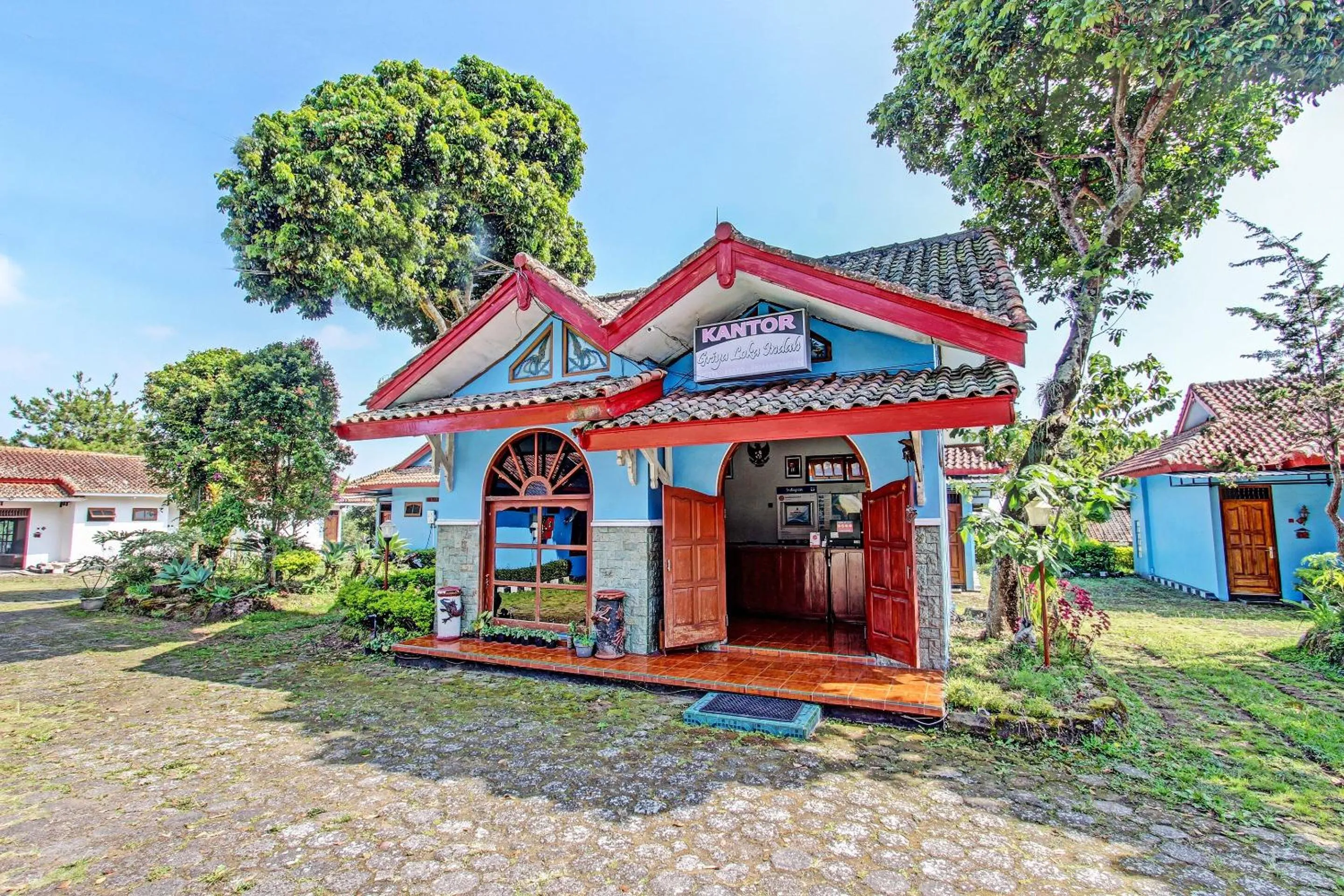 Facade/entrance in Capital O 91644 Loka Hause