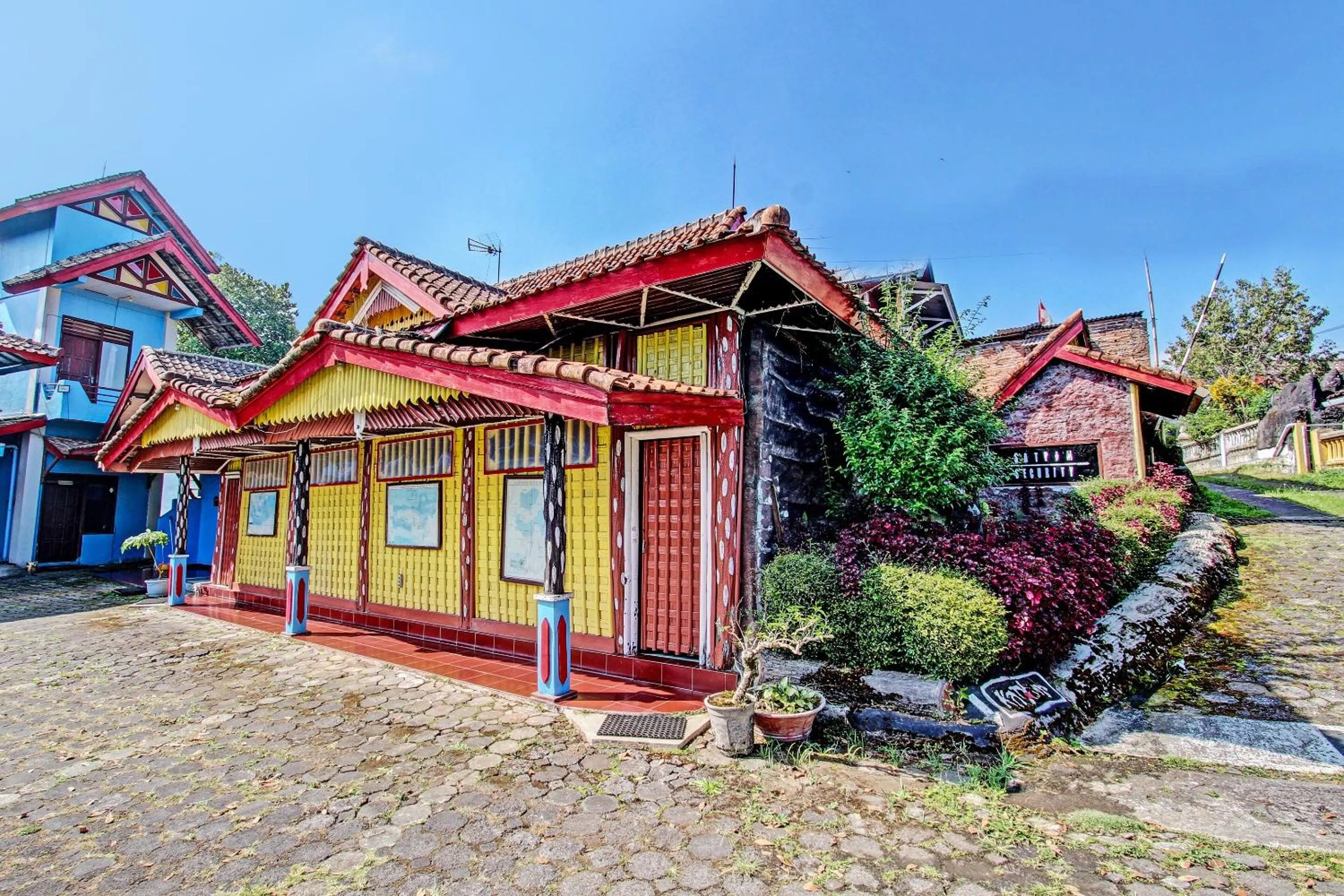 Facade/entrance in Capital O 91644 Loka Hause