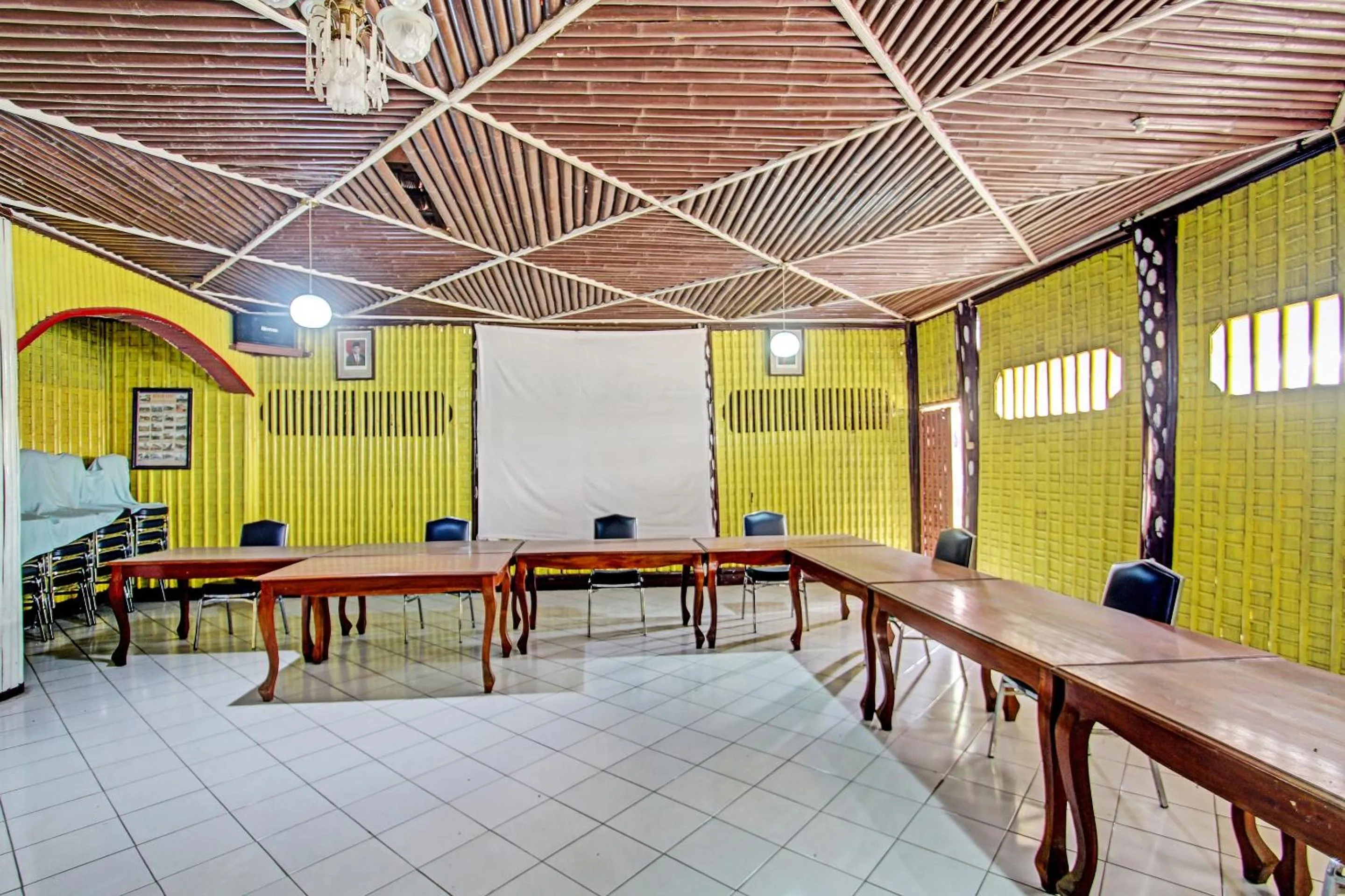 Lobby or reception in Capital O 91644 Loka Hause