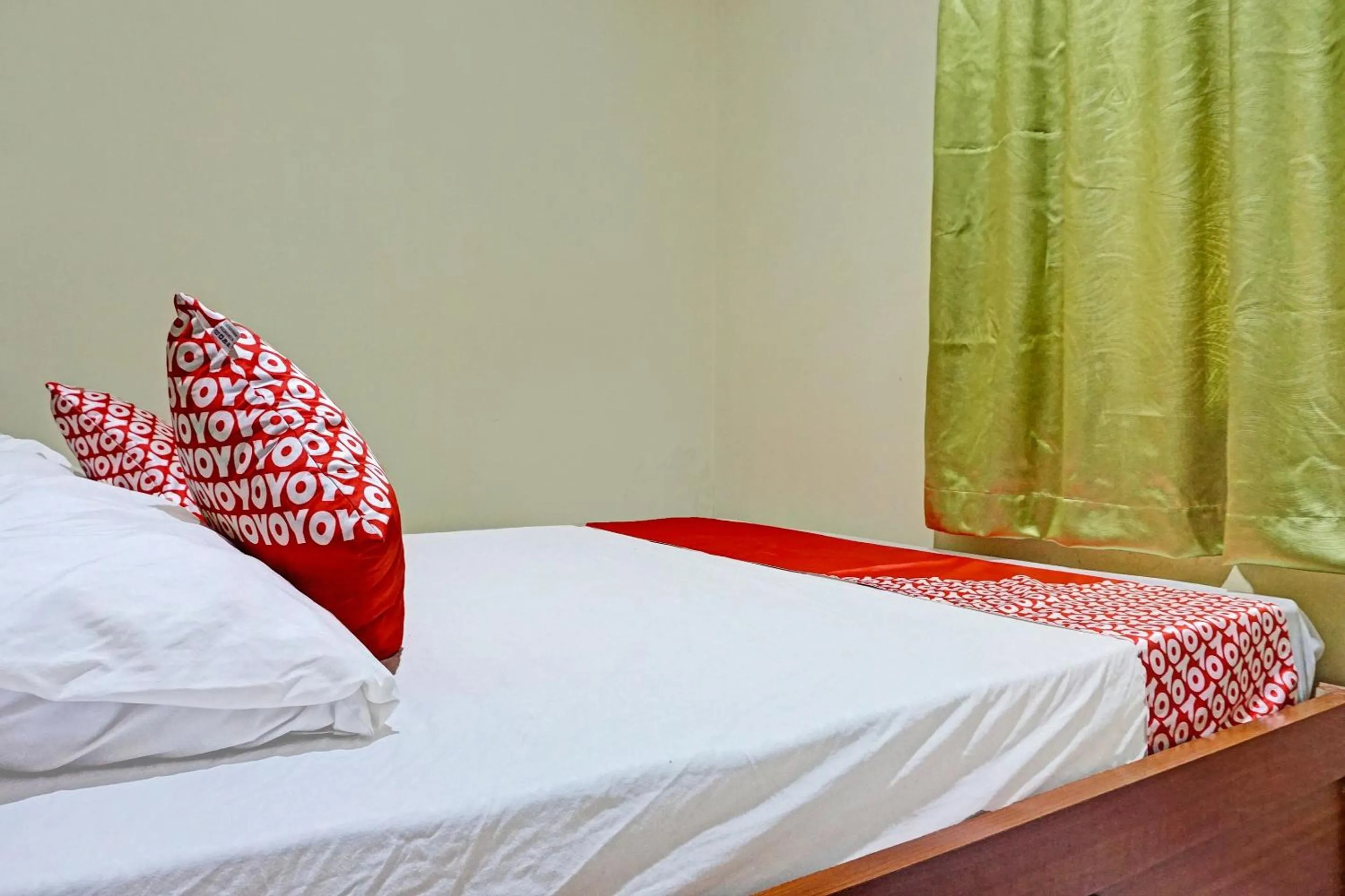 Bedroom, Bed in Hotel O Orange Homestay Makassar