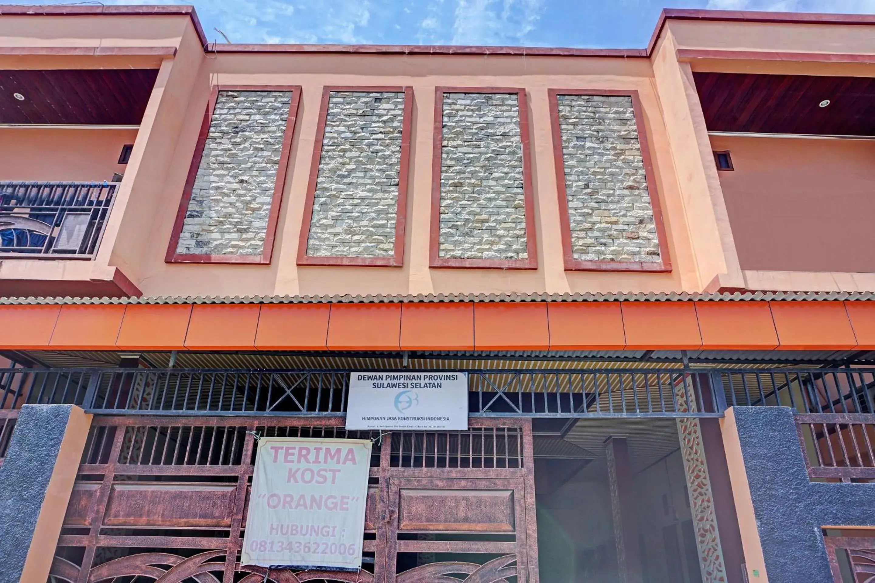 Facade/entrance in Hotel O Orange Homestay Makassar Facade/entrance in Hotel O Orange Homestay Makassar