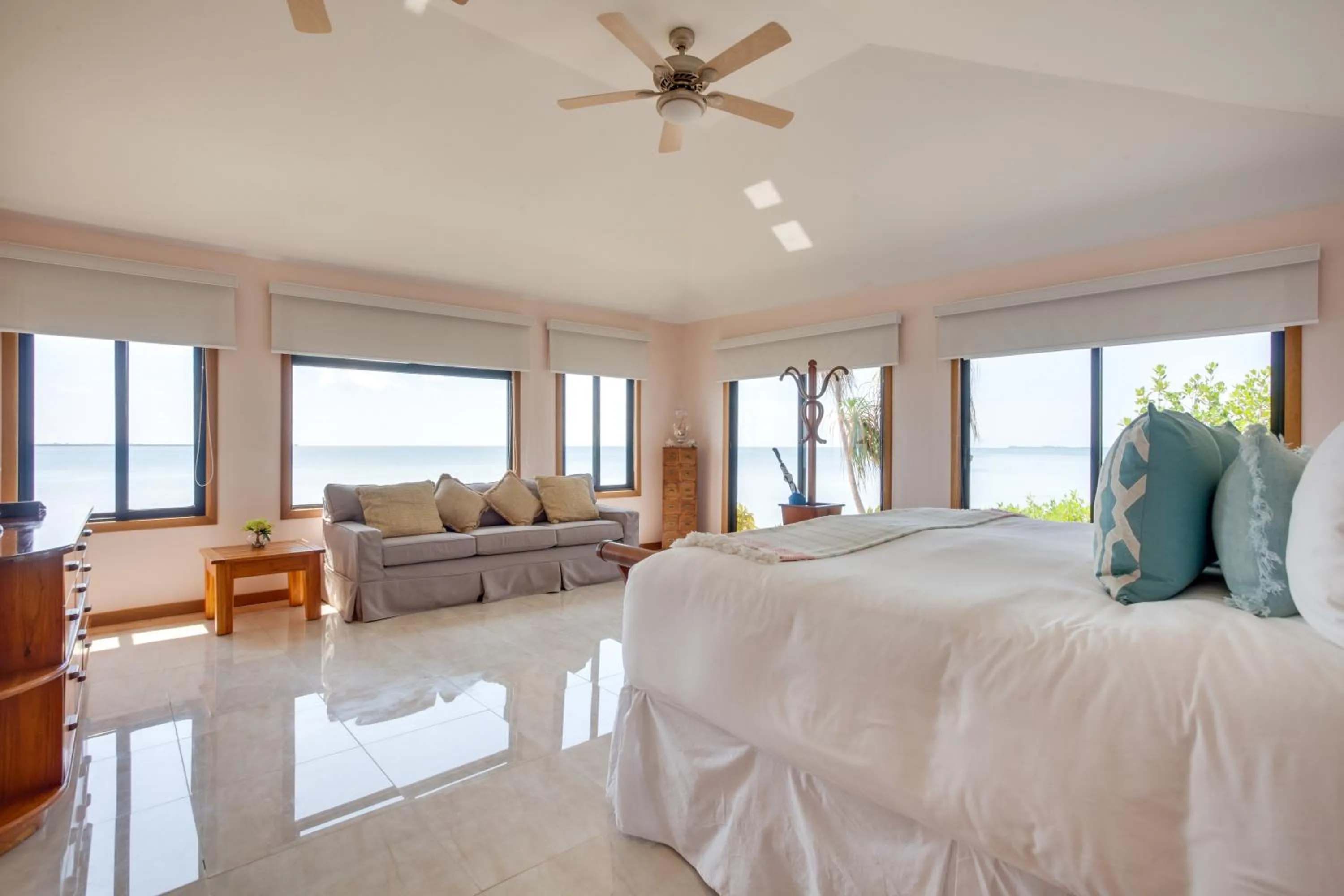 Photo of the whole room, Bed in Royal Belize