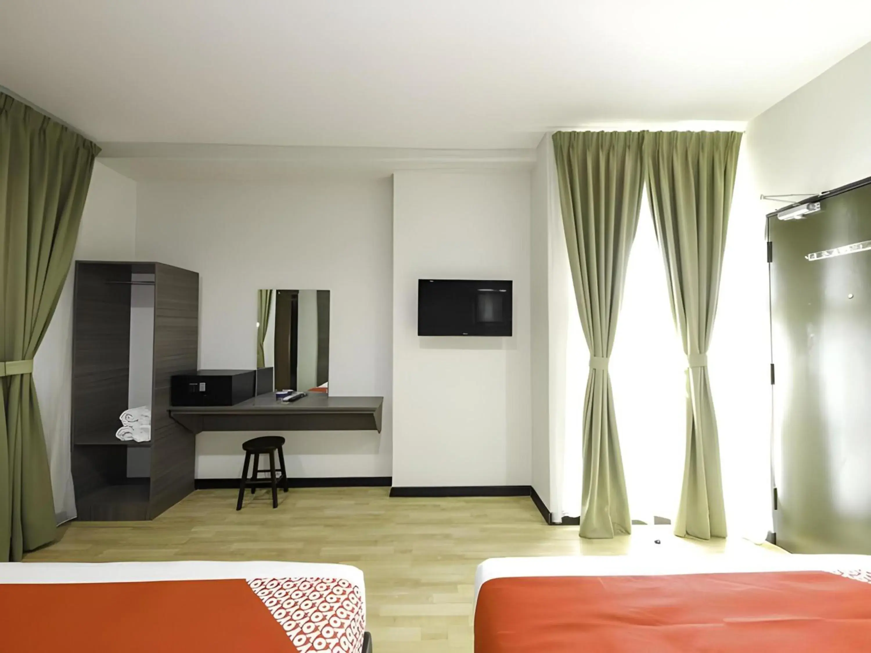 Photo of the whole room, Bed in Super OYO Capital O 812 Hotel SMC Seksyen 13 Photo of the whole room, Bed in Super OYO Capital O 812 Hotel SMC Seksyen 13