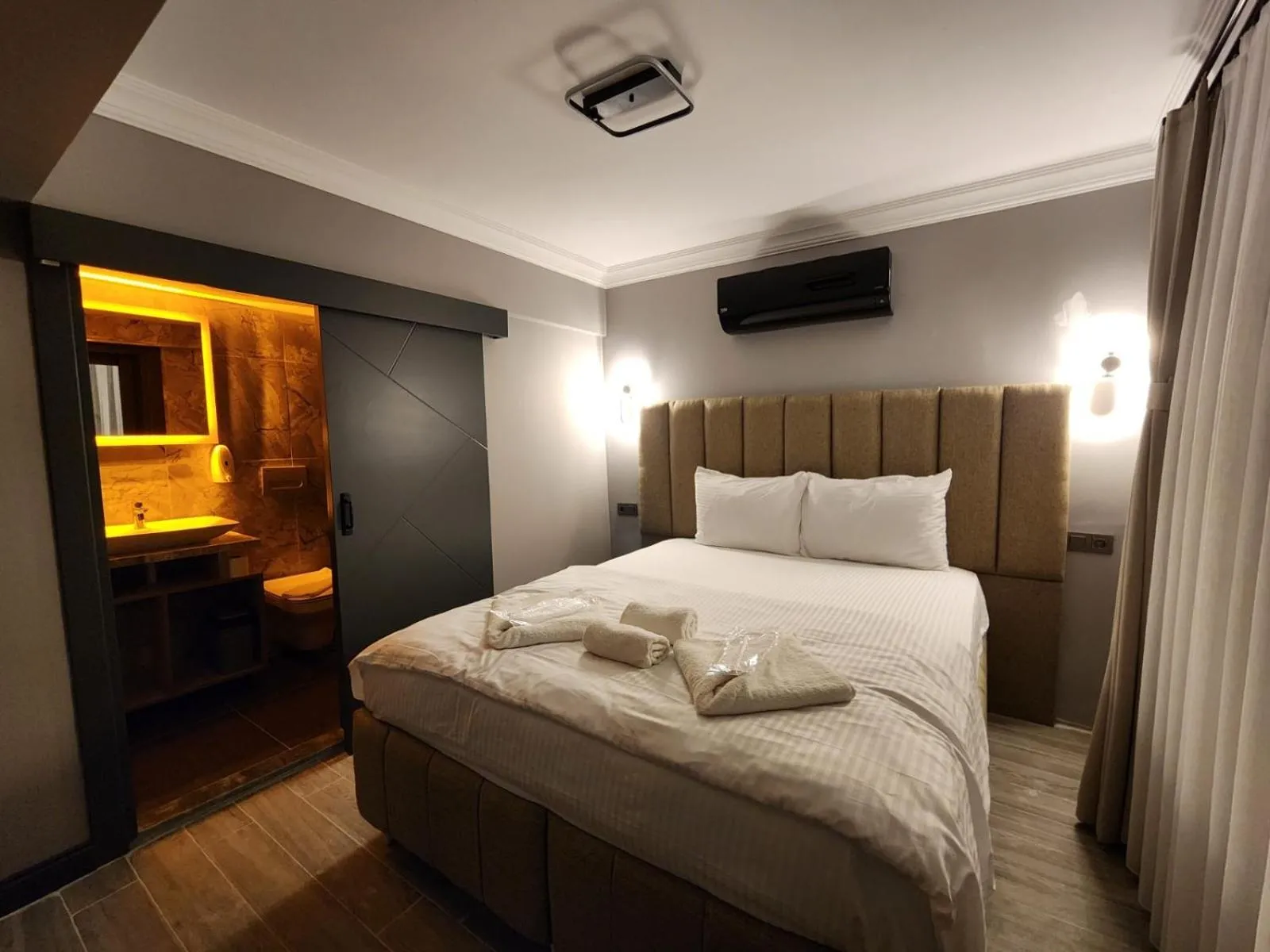 Bed in TALLES CITY HOTEL