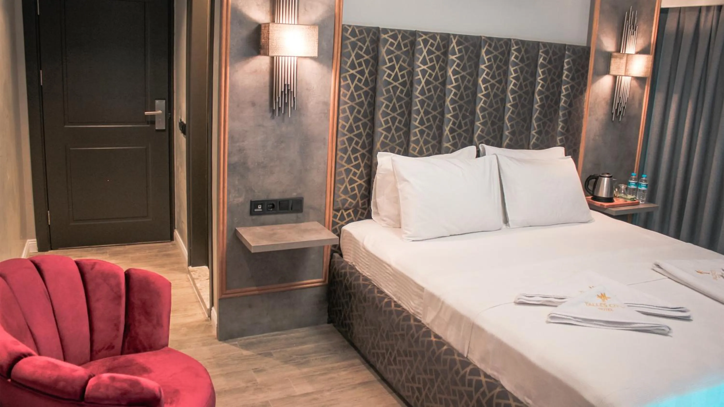Bed in TALLES CITY HOTEL