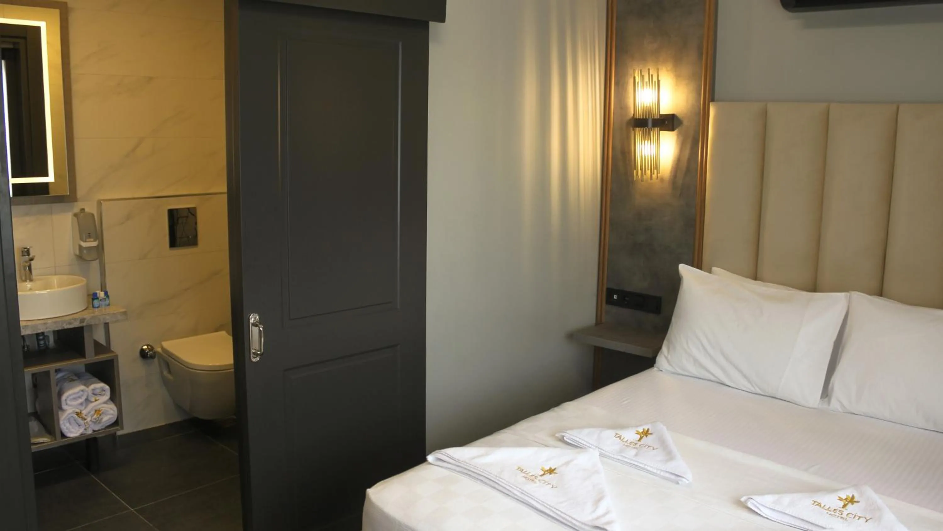 Bed in TALLES CITY HOTEL