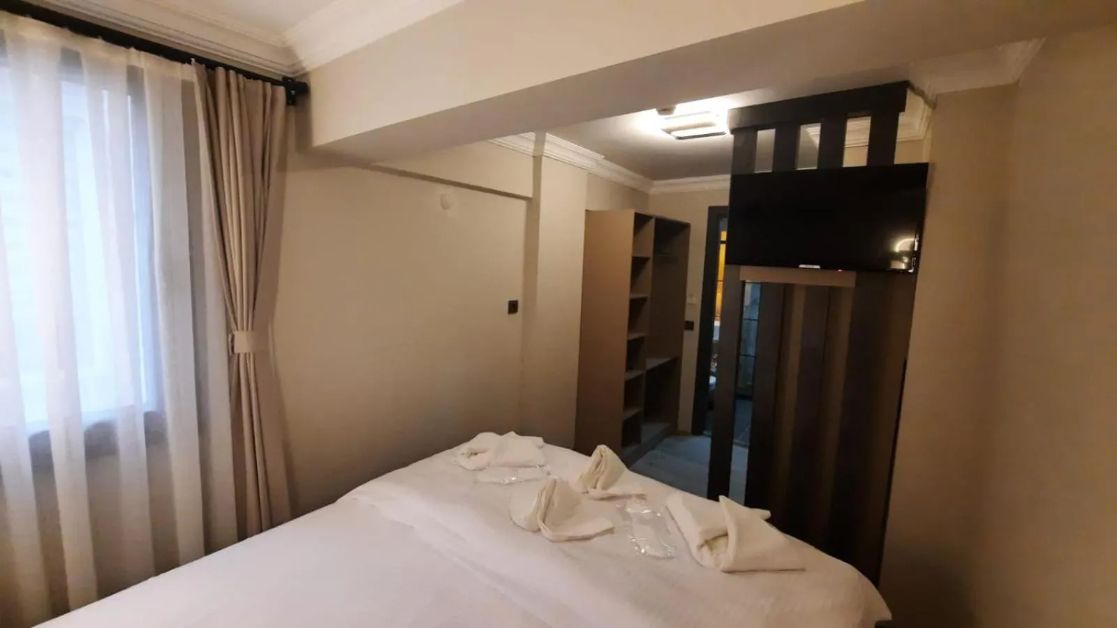 Bed in TALLES CITY HOTEL