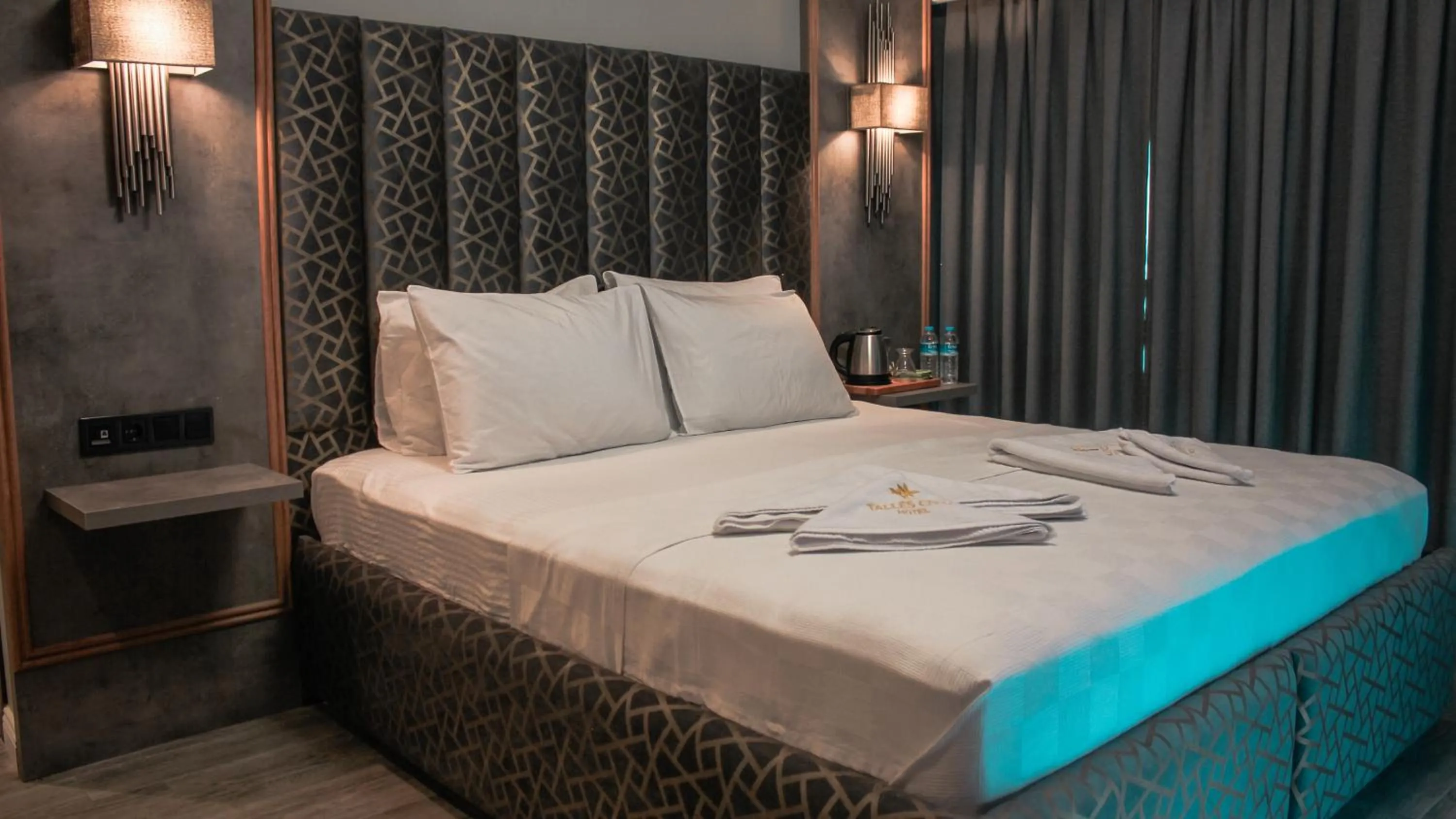 Bed in TALLES CITY HOTEL