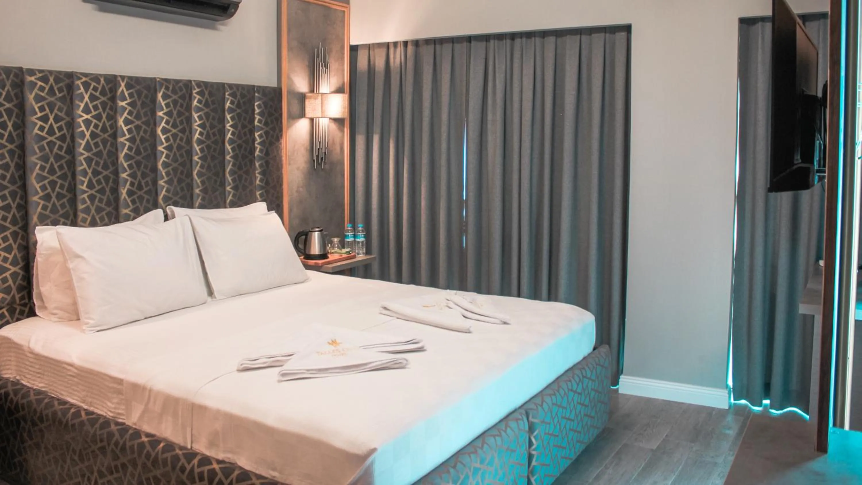Bed in TALLES CITY HOTEL