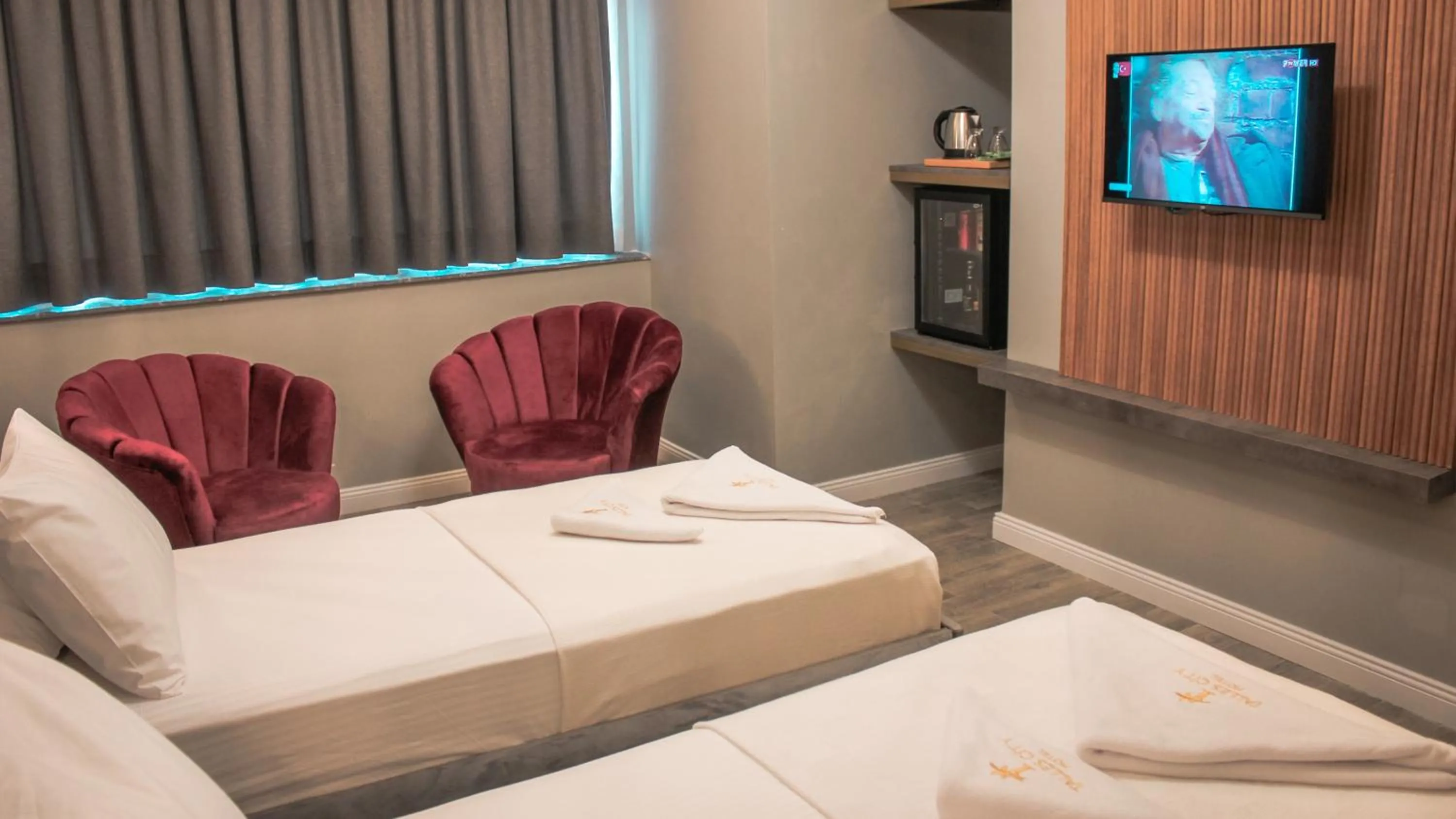 Bed in TALLES CITY HOTEL