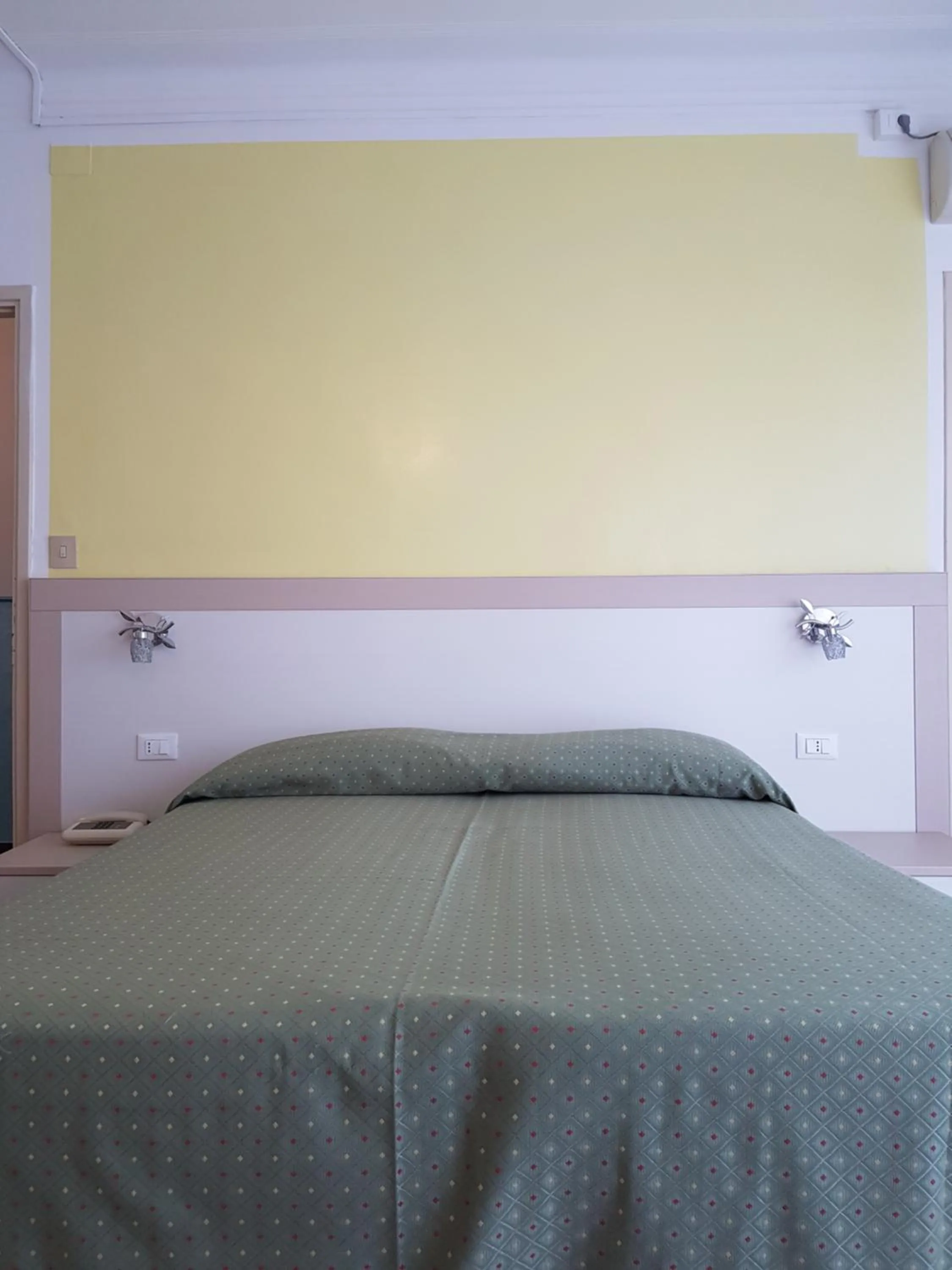 Bed in Hotel Mignon 50 MT DALLA SPIAGGIA E DALL'ISOLA PEDONALE